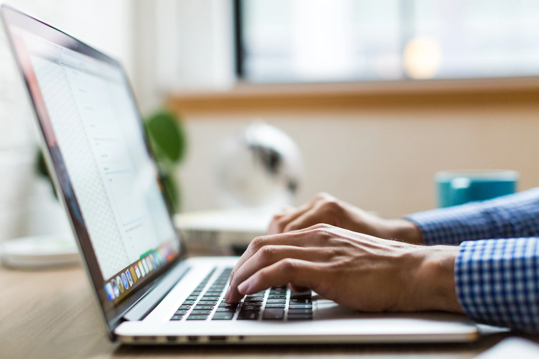 Aprobación el Mismo Día vs. Fondos el Mismo Día: La Diferencia 2 Manos escribiendo en una computadora portátil