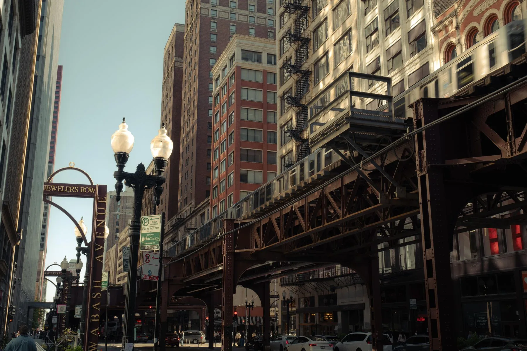 Business Funding in Illinois: Options and Requirements (2026) 2 Chicago elevated train passing through the Loop