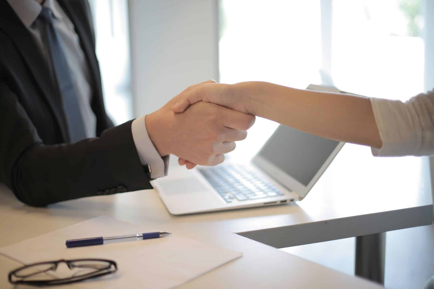 Business Loans in Fort Lauderdale, FL: Funding Options, Rates and How to Qualify (2026) 2 Two business people shaking hands over a signed agreement