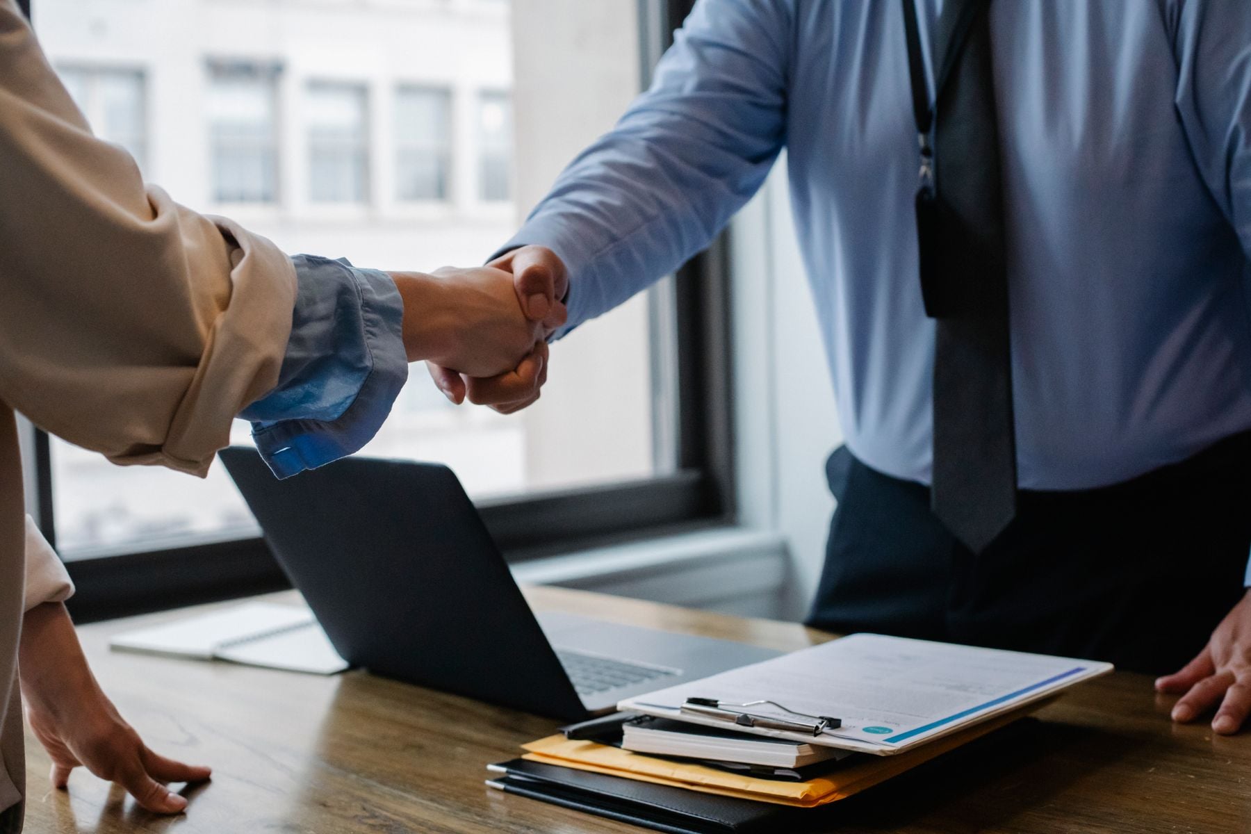Calculadora de Pagos de Préstamos para Negocios: Pago Mensual, Interés Total y APR Efectiva (2026) 2 Dueña de negocio calculando pagos de un préstamo