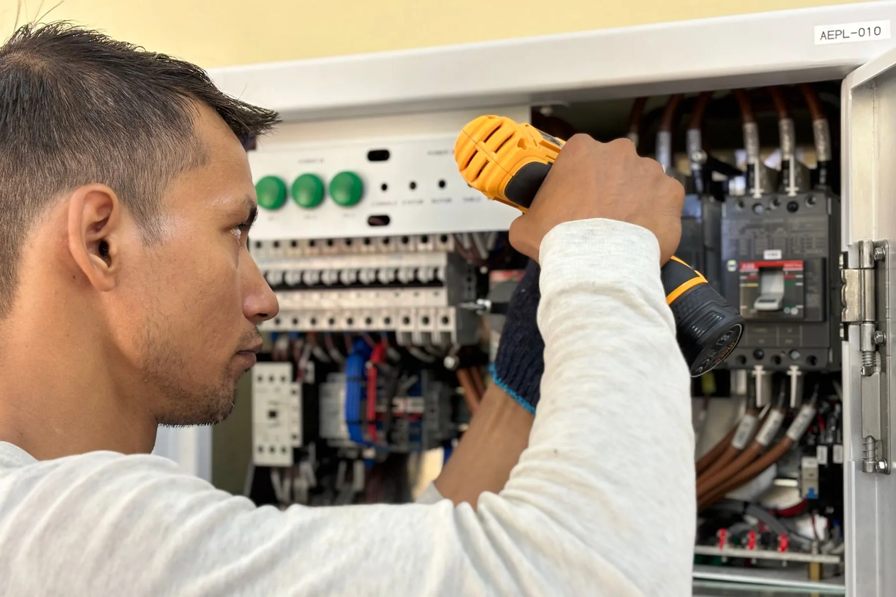 Electricista trabajando en un tablero eléctrico