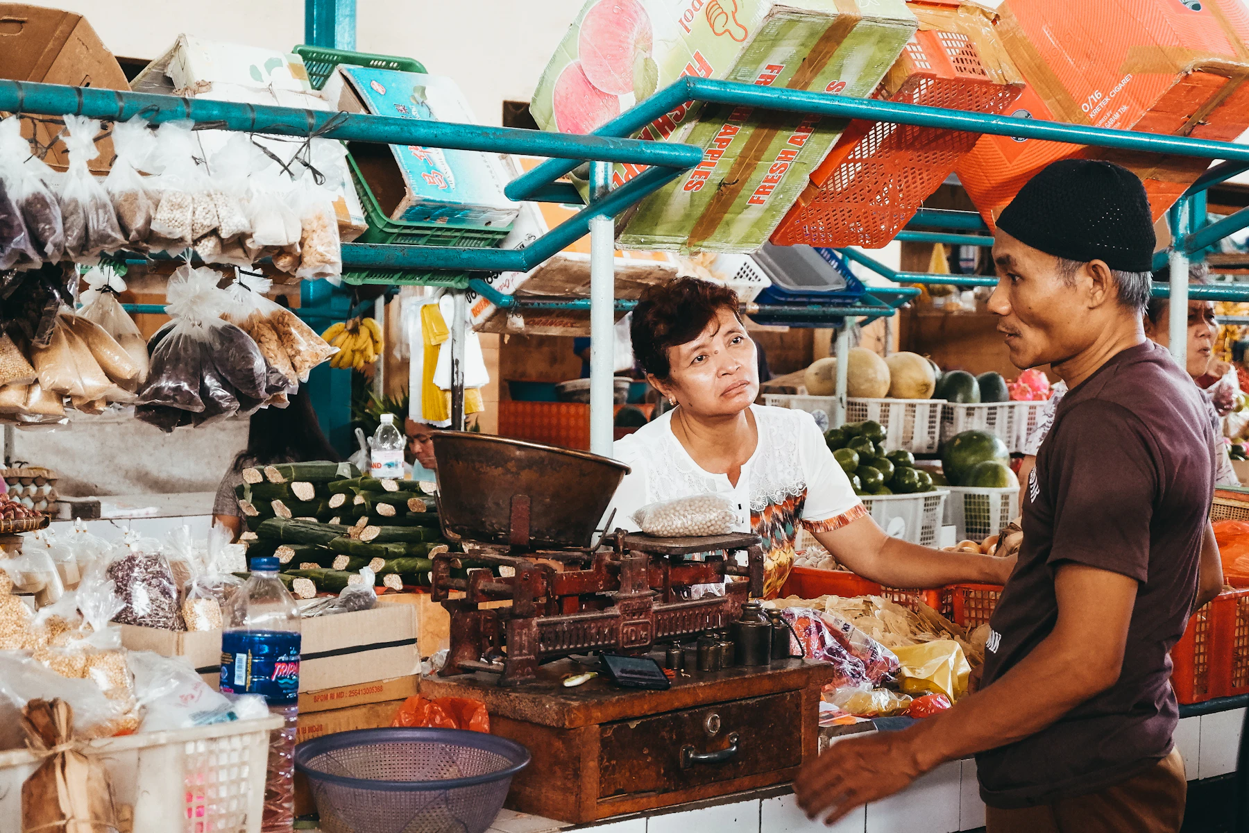 Capital de Trabajo: Qué Es y Cómo Usarlo en su Negocio 2 Mujer vendiendo productos a un cliente en un puesto de mercado