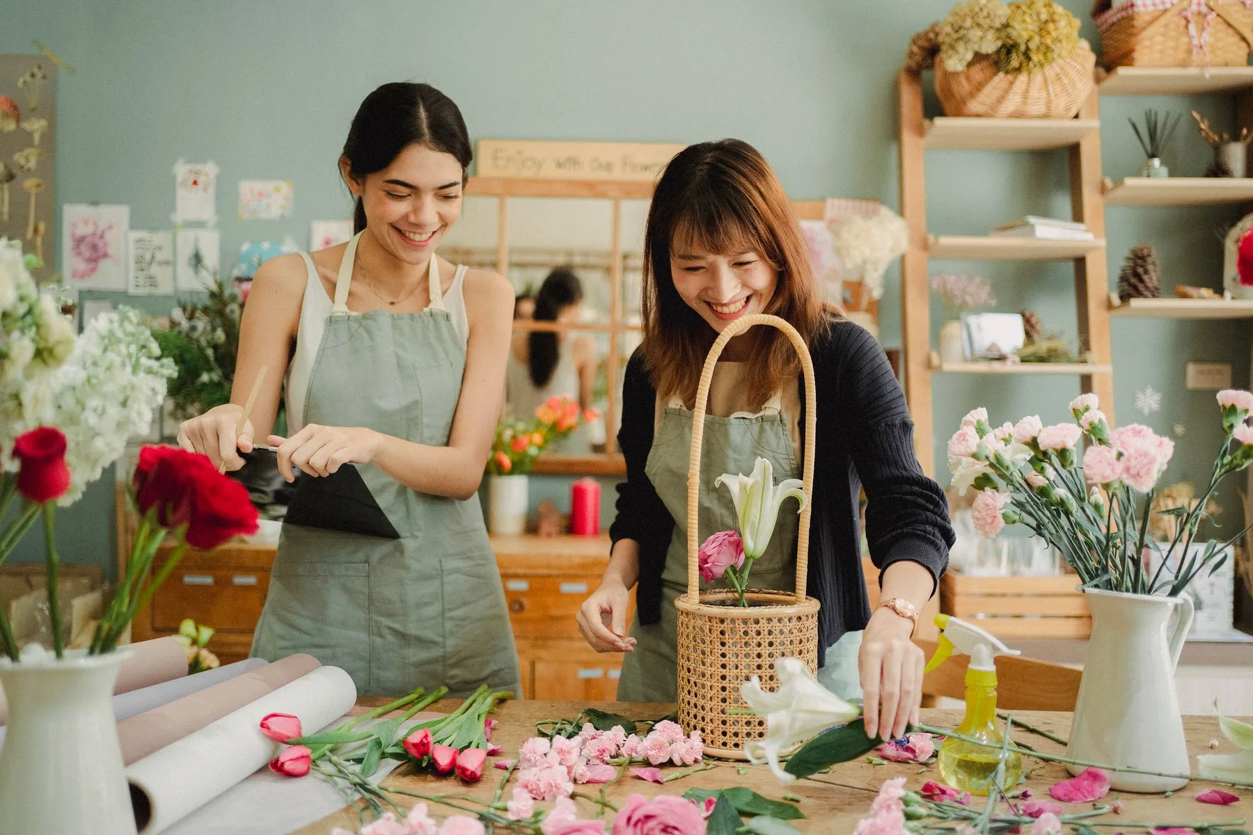 Cómo funciona el financiamiento para negocios: paso a paso 2 Dos floristas atendiendo su tienda durante el día