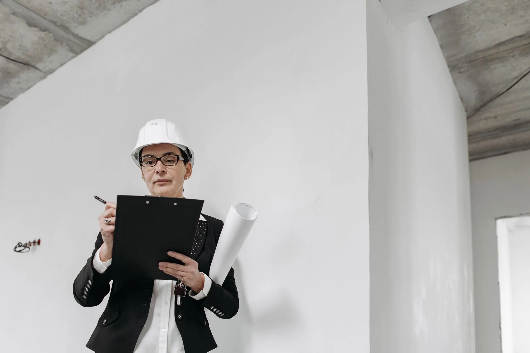 Cómo obtener un préstamo de capital de trabajo: pasos y plazos 2 Ingeniero con casco tomando notas en una obra