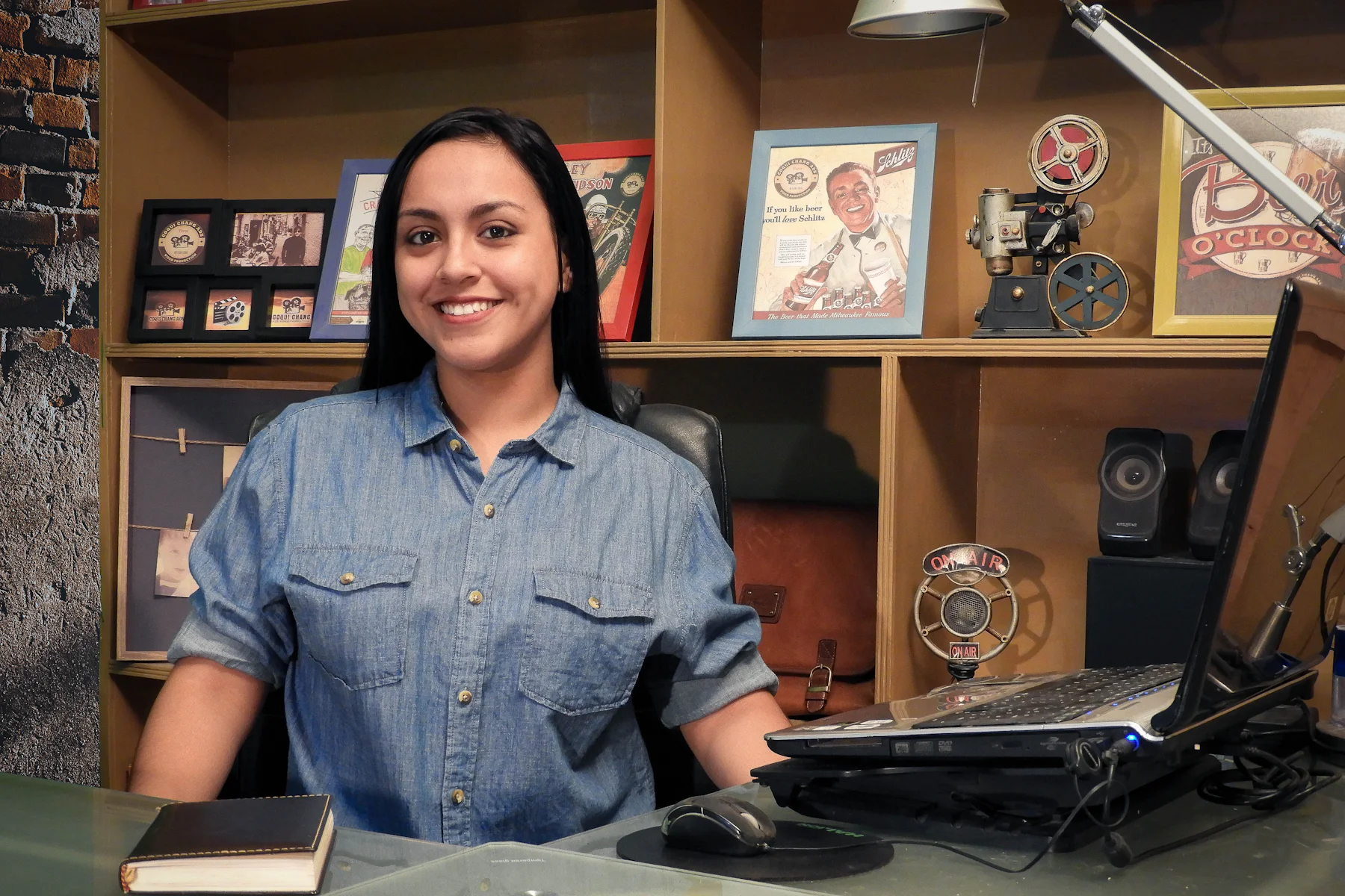 Cómo Obtener un Préstamo para Negocios en 7 Pasos (2026) 2 Dueña de una tienda sonriendo detrás del mostrador