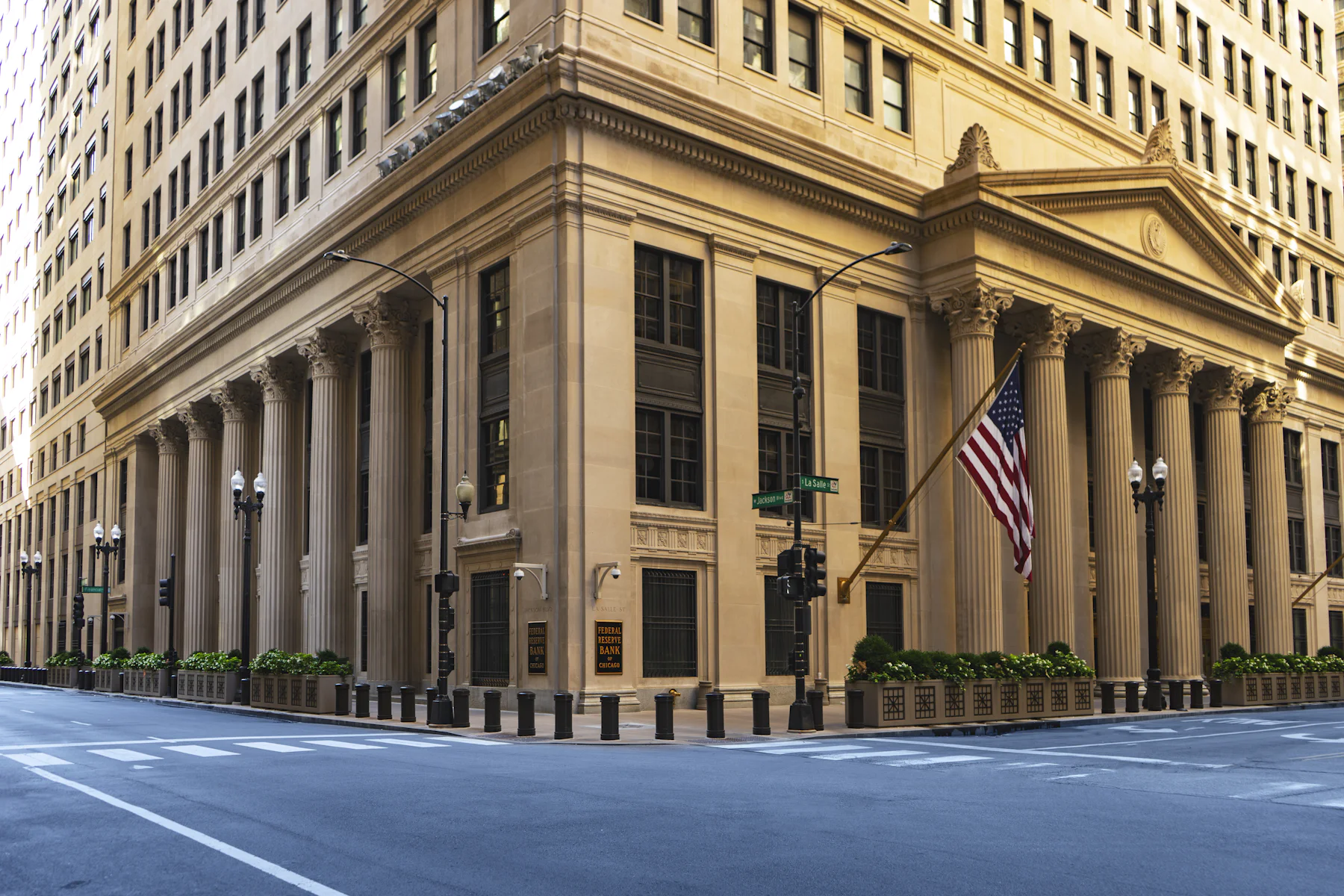 Fast Business Loans vs. Bank Loans: Which Fits? 2 Classic stone bank building on a city corner
