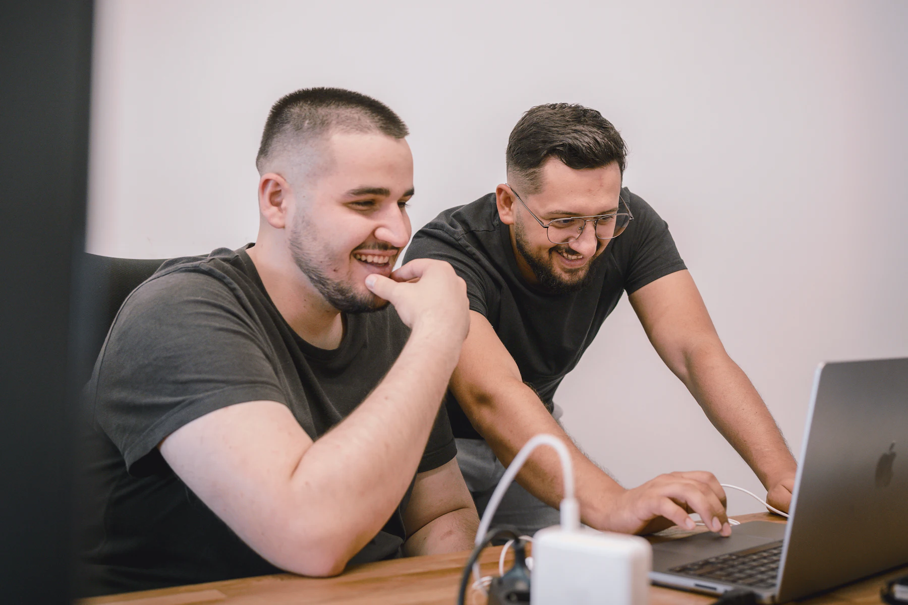 Financiamiento para Contratar Personal y Marketing: Cómo Financiar el Crecimiento de su Negocio 2 Dos personas revisando una computadora portátil en una mesa