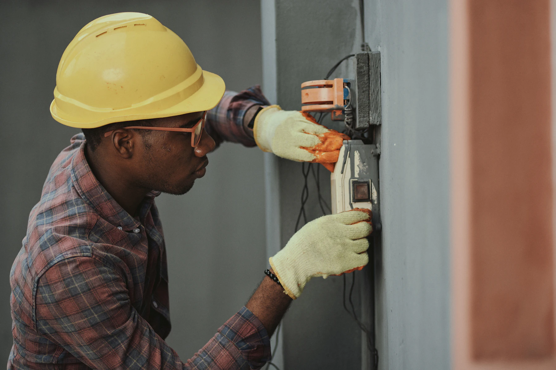 Financiamiento para Contratistas Eléctricos 2 Electricista con casco amarillo instalando cableado