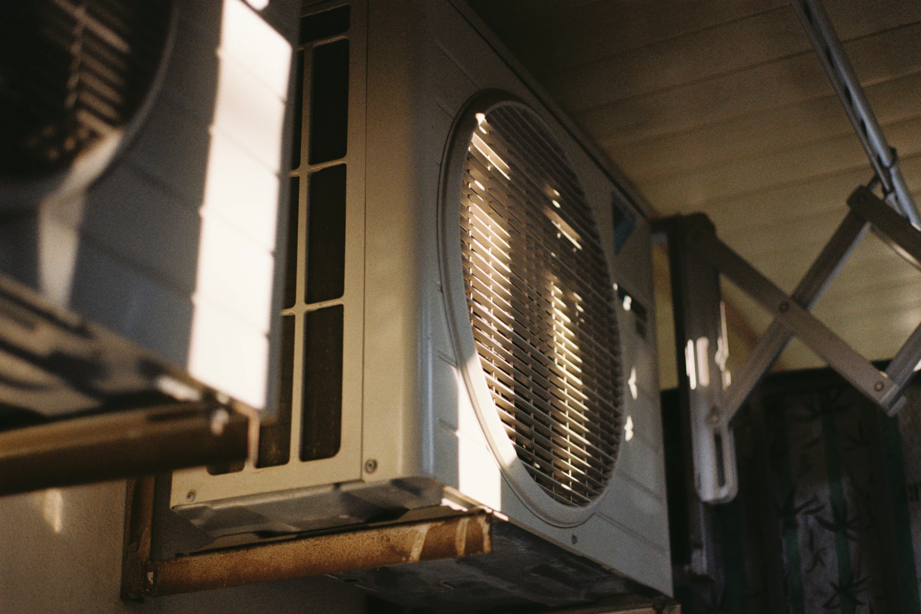 Financiamiento para Negocios de HVAC 2 Primer plano de una unidad de aire acondicionado en un día soleado