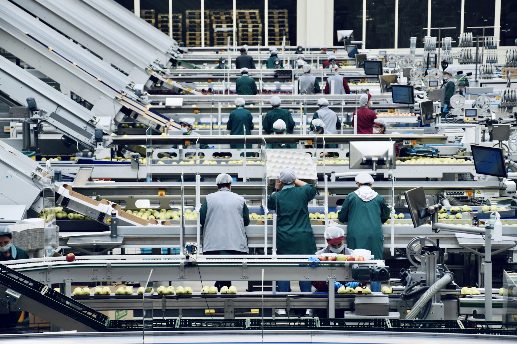 Financiamiento para Manufactura 2 Trabajadores en una línea de producción dentro de una fábrica