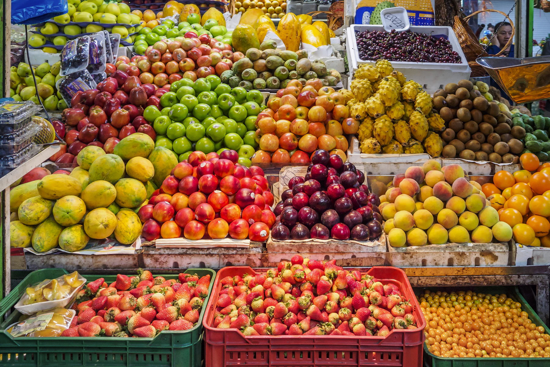 Financiamiento para Mayoristas y Distribuidores 2 Puesto de mercado con montones de frutas tropicales frescas y bayas