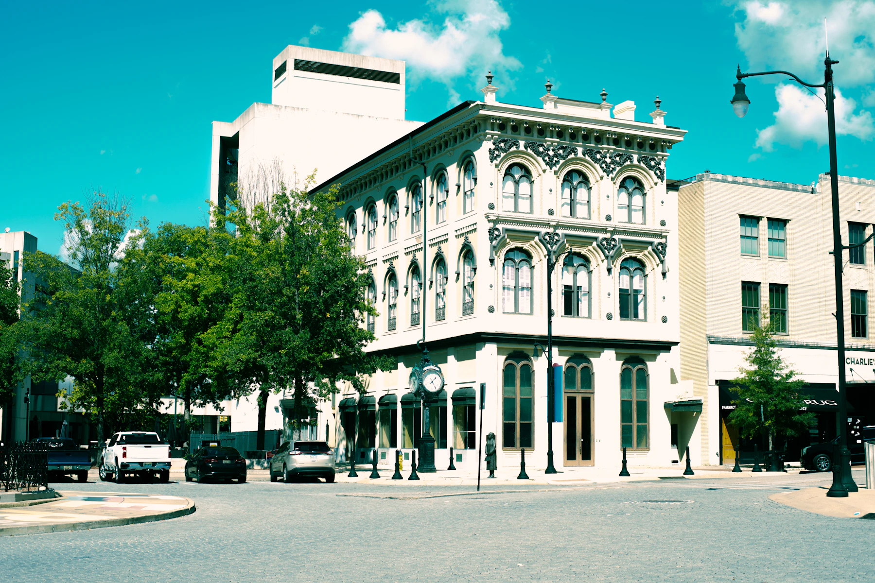 5 Razones por las que los Dueños de Negocios en Alabama Buscan Financiamiento en 2026 2 Edificio blanco grande en la esquina de una calle de Montgomery, Alabama