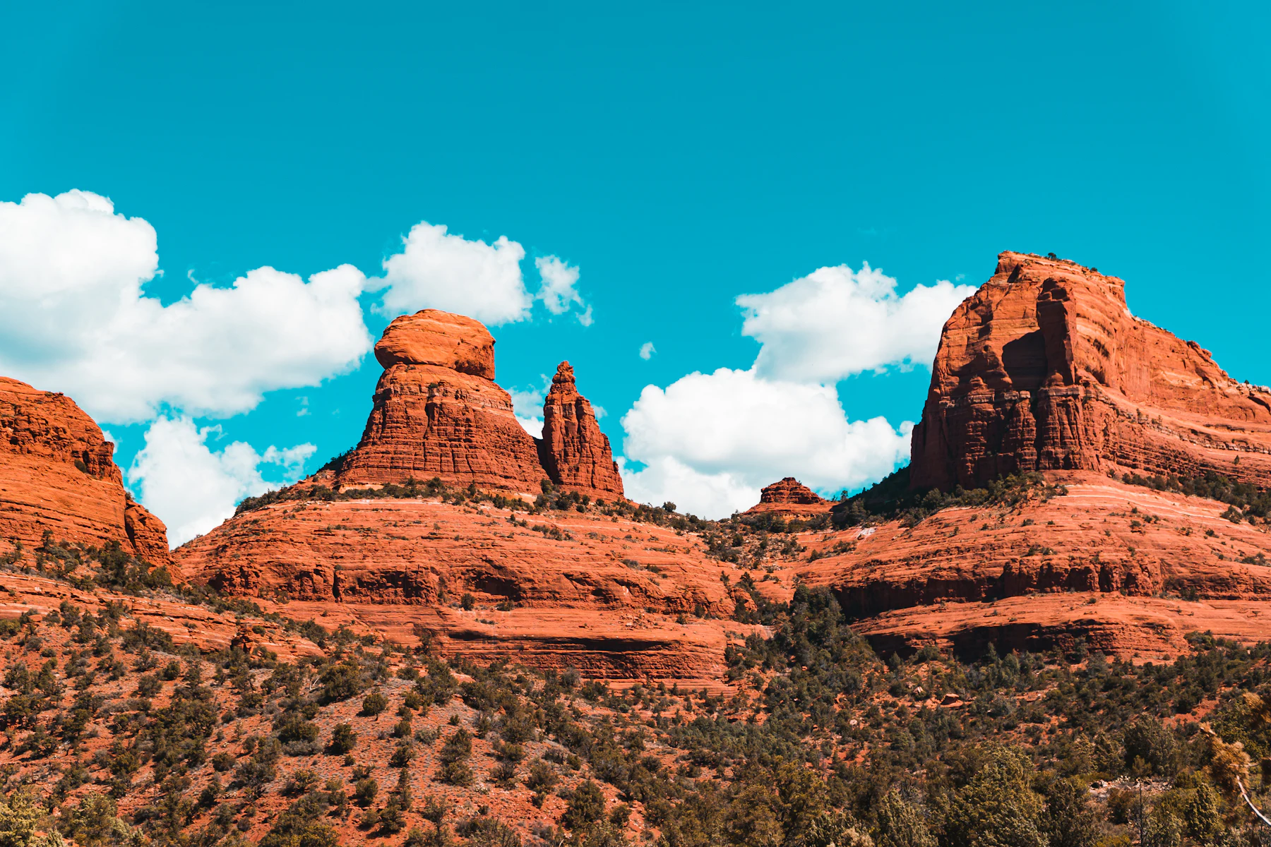 5 Razones por las que los Dueños de Negocios en Arizona Buscan Financiamiento en 2026 2 Formación de roca marrón bajo un cielo azul en Sedona, Arizona