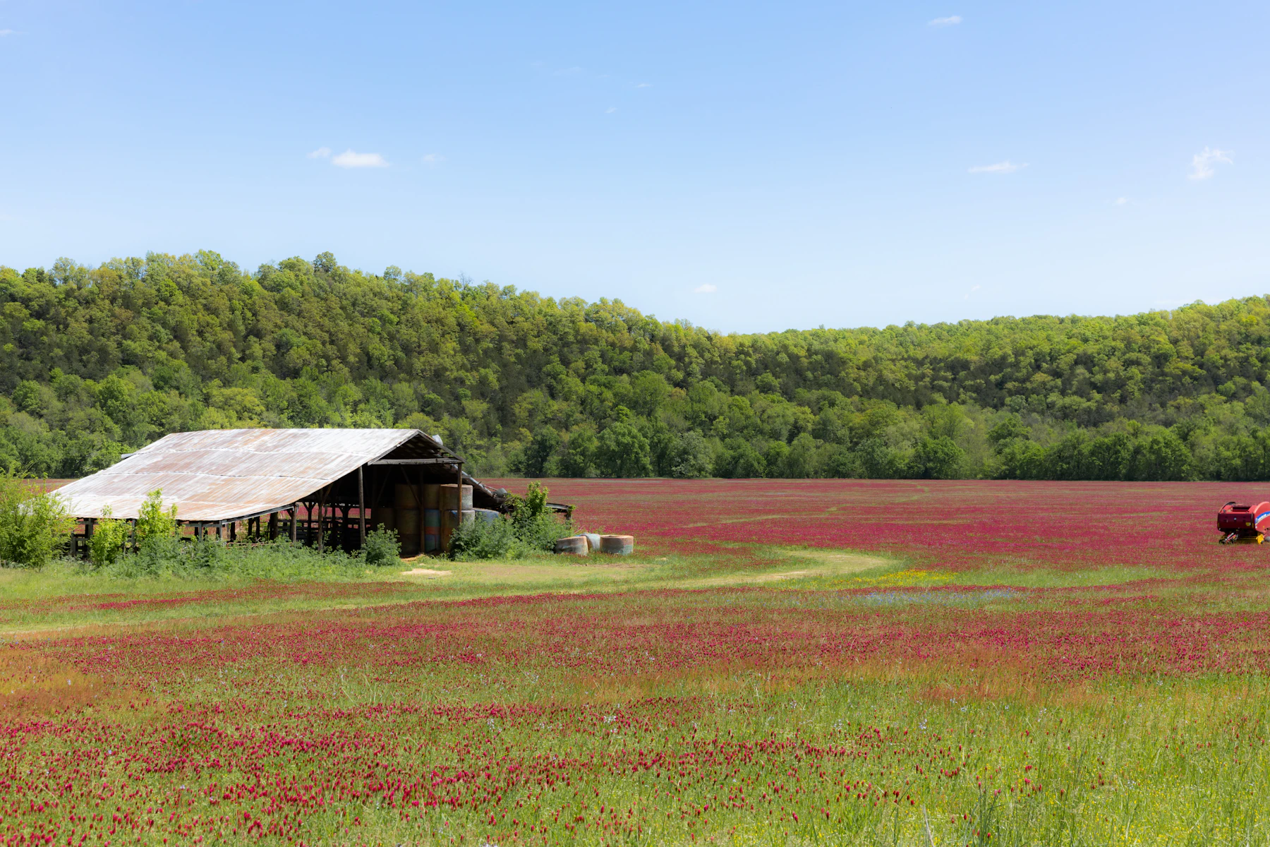 5 Razones por las que los Dueños de Negocios en Arkansas Buscan Financiamiento en 2026 2 Campo amplio con un granero y un tractor en Arkansas