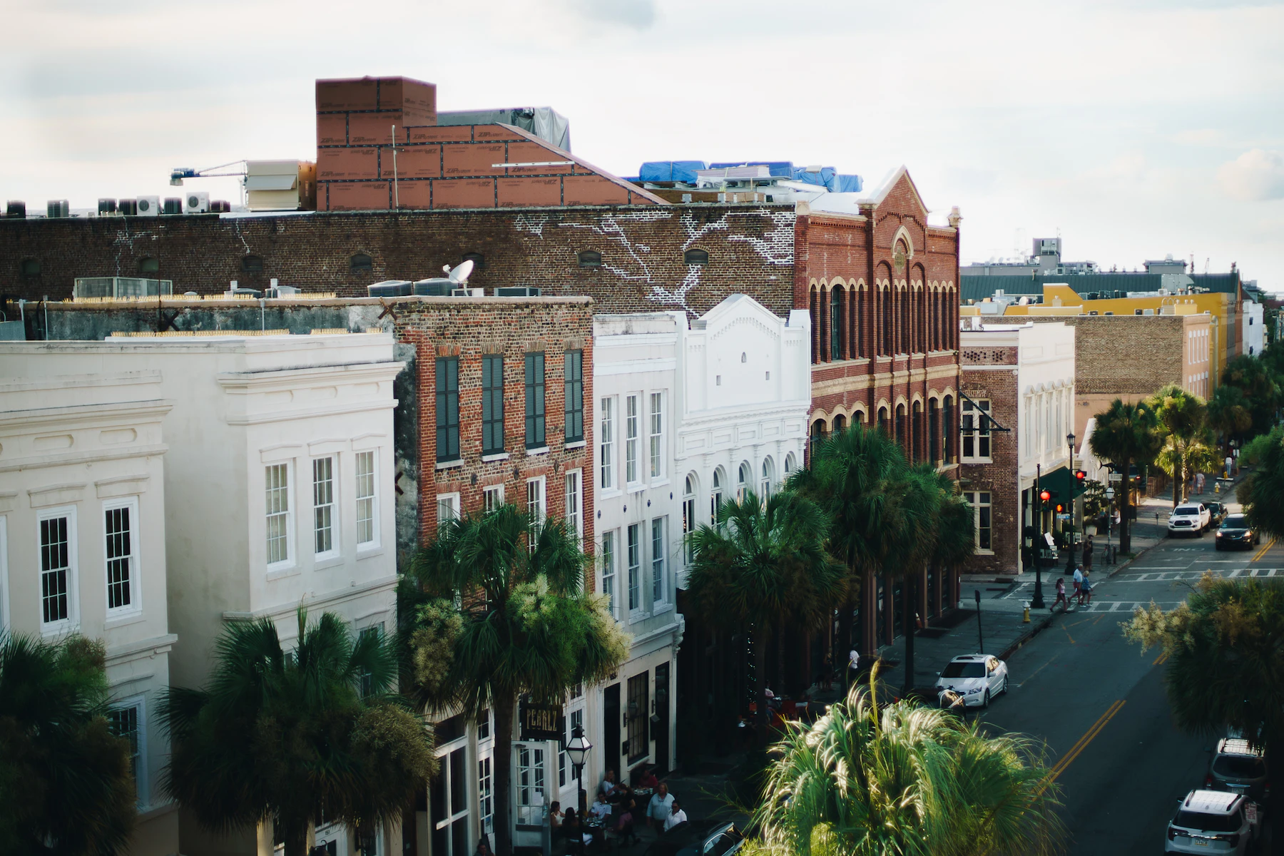 5 Razones por las que los Dueños de Negocios en Carolina del Sur Buscan Financiamiento en 2026 2 Edificios históricos y palmeras en una calle de Carolina del Sur
