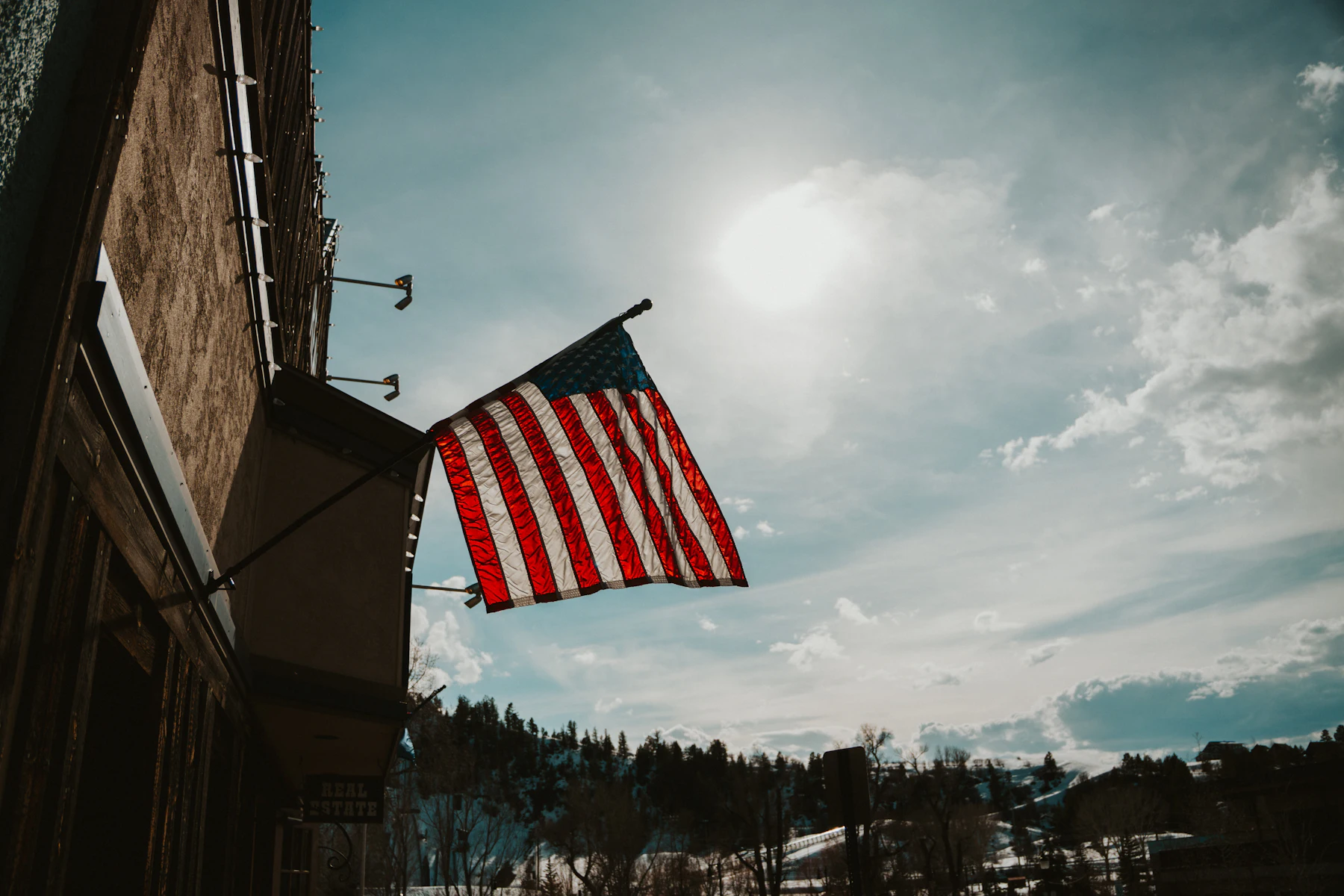 5 Razones por las que los Dueños de Negocios en Colorado Buscan Financiamiento en 2026 2 Bandera estadounidense ondeando bajo un cielo soleado