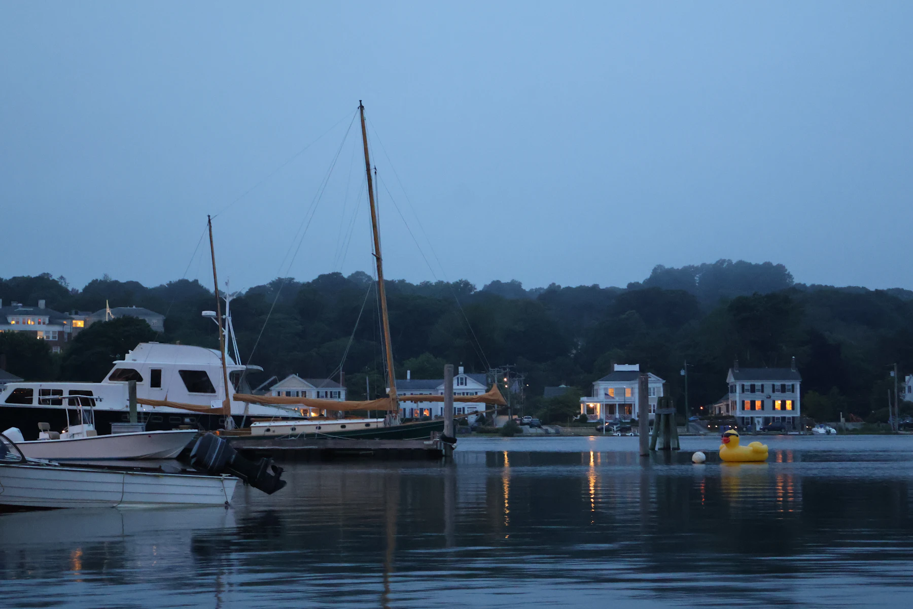 5 Razones por las que los Dueños de Negocios en Connecticut Buscan Financiamiento en 2026 2 Barcos en el puerto al atardecer, junto a la orilla