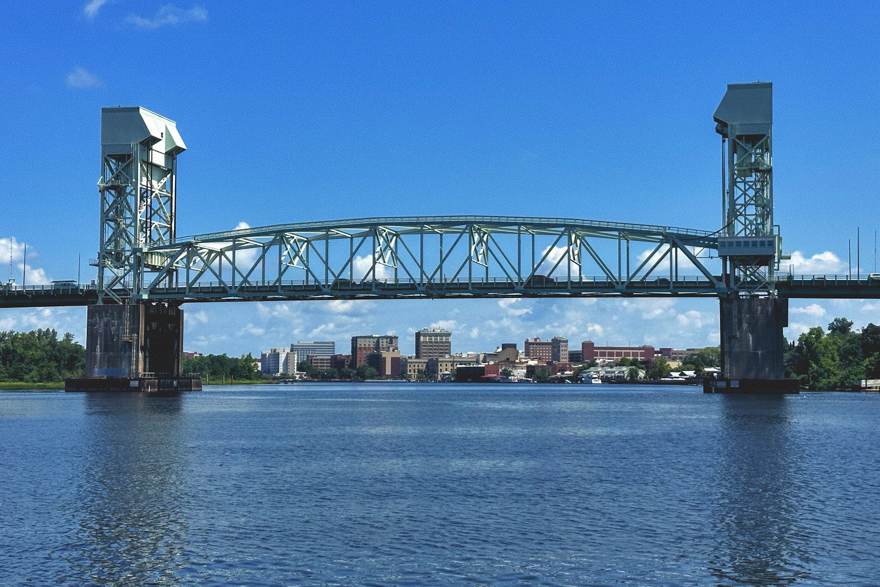 5 Razones por las que los Dueños de Negocios en Delaware Buscan Financiamiento en 2026 2 Puente levadizo sobre un río bajo un cielo azul