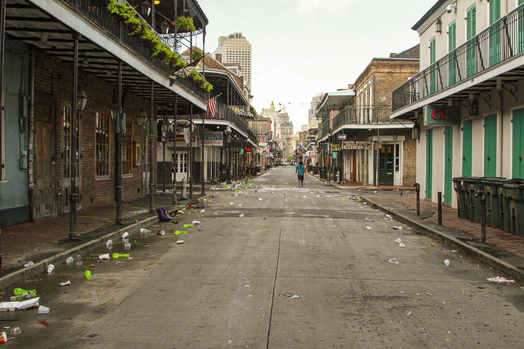 5 Razones por las que los Dueños de Negocios en Luisiana Buscan Financiamiento en 2026 2 Calle del Barrio Francés de Nueva Orleans con balcones de hierro