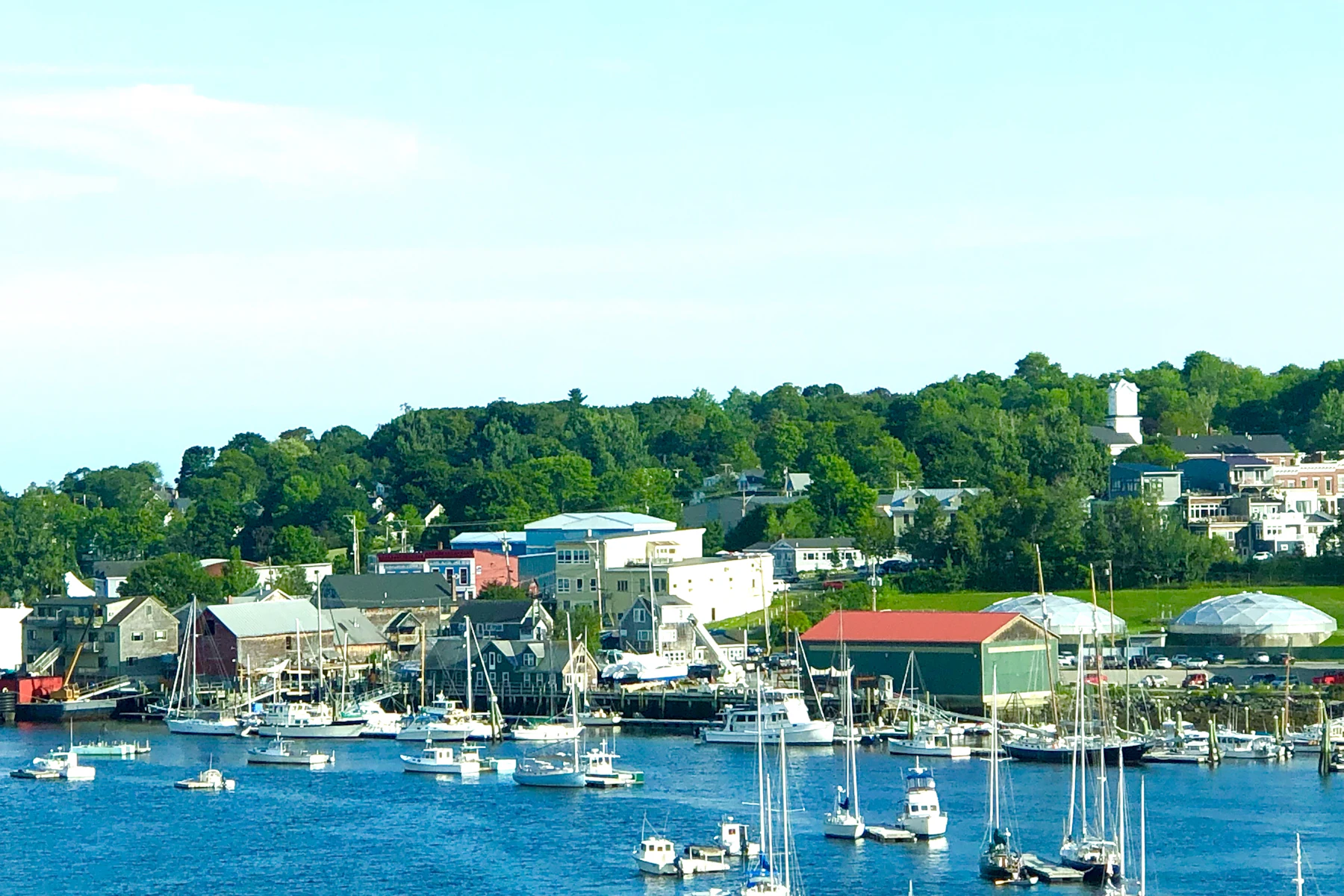 5 Razones por las que los Dueños de Negocios en Maine Buscan Financiamiento en 2026 2 Puerto lleno de botes pequeños en Maine