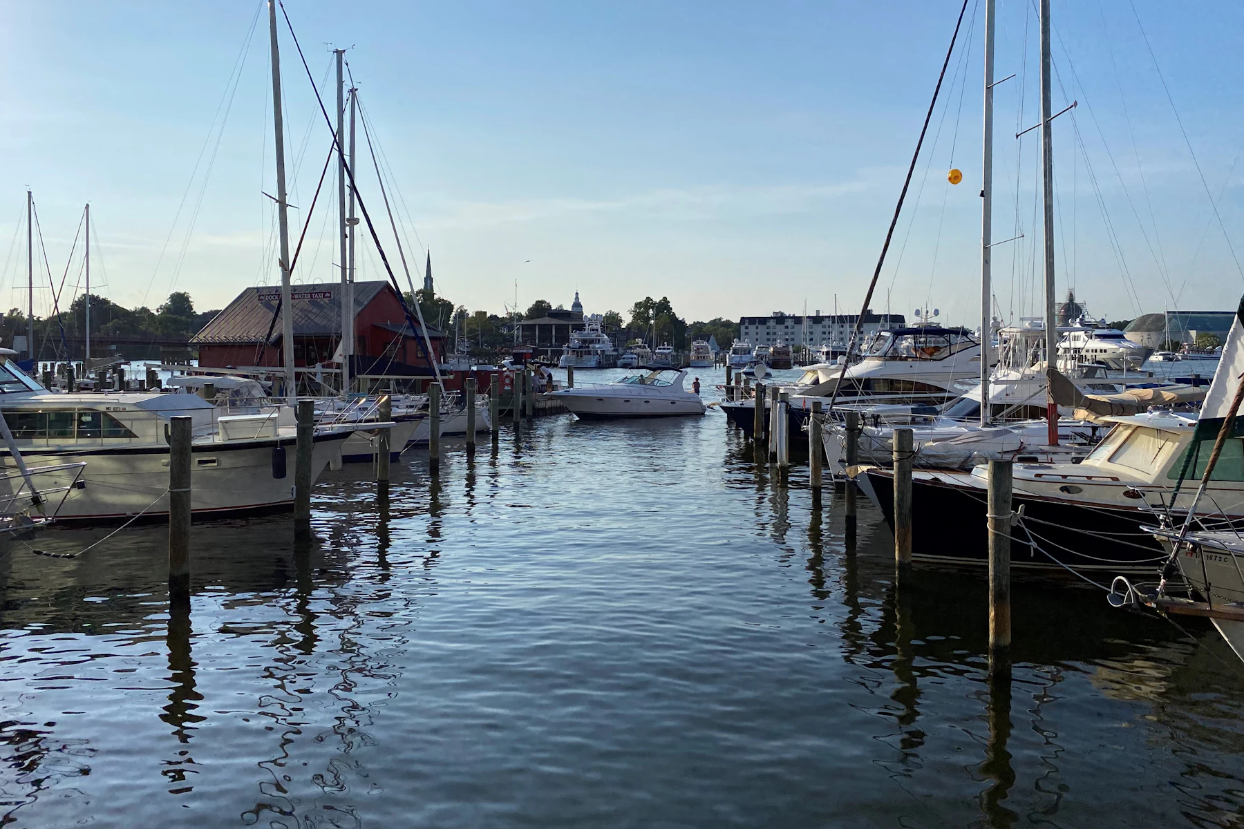 5 Razones por las que los Dueños de Negocios en Maryland Buscan Financiamiento en 2026 2 Bote blanco y negro en un muelle de Annapolis, Maryland