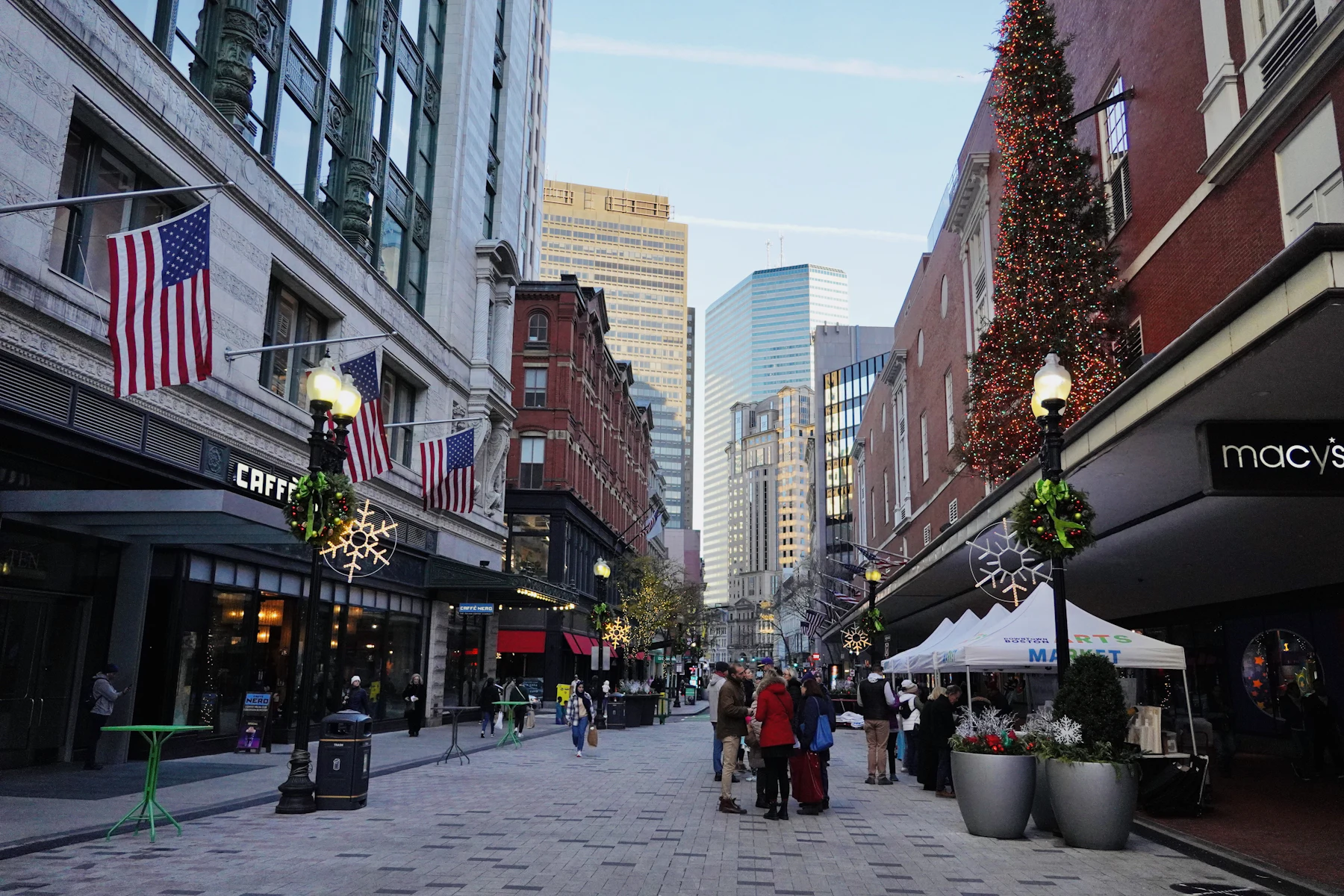 5 Razones por las que los Dueños de Negocios en Massachusetts Buscan Financiamiento en 2026 2 Personas caminando por una calle comercial de Boston, Massachusetts