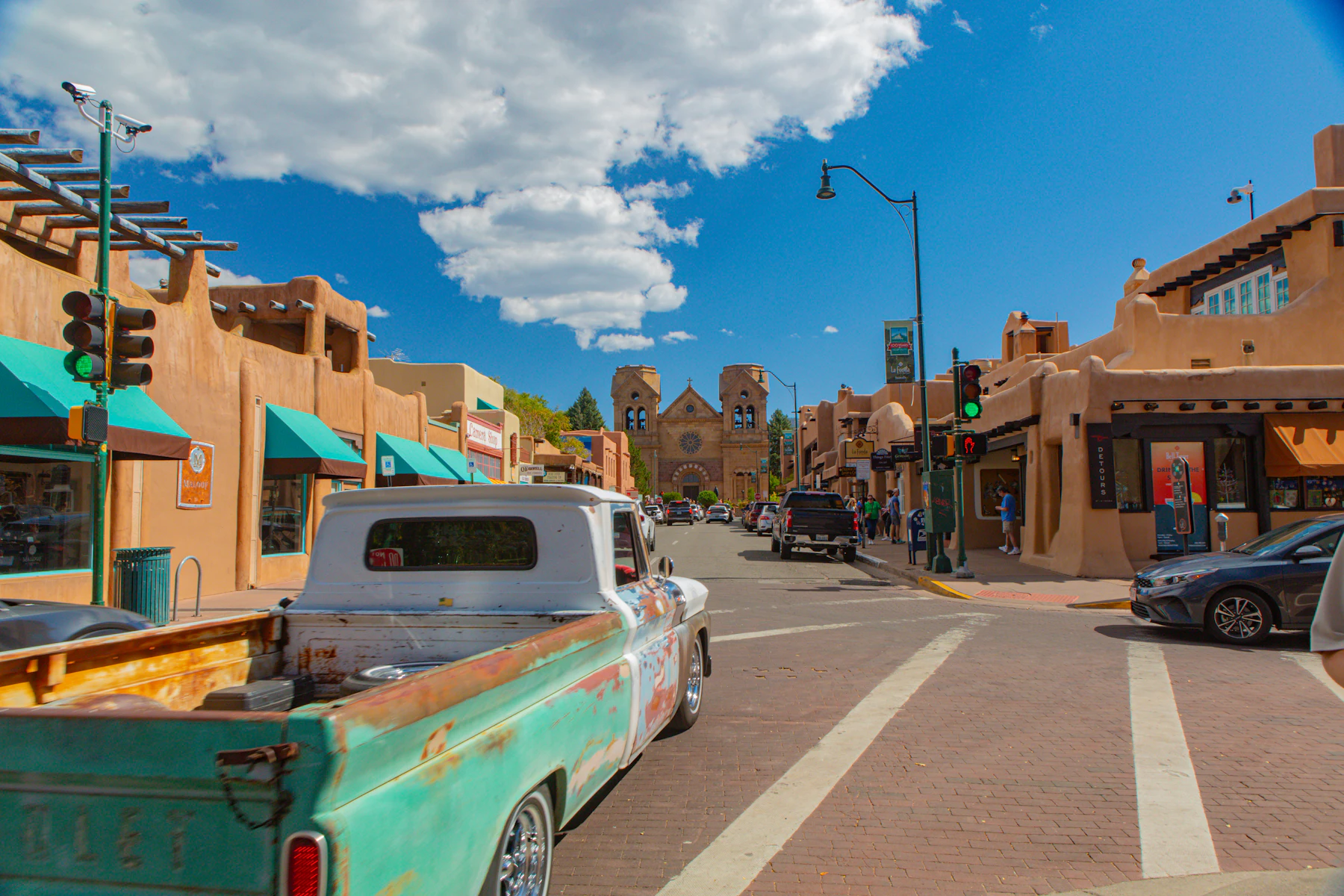 5 Razones por las que los Dueños de Negocios en Nuevo México Buscan Financiamiento en 2026 2 Calle con una camioneta antigua en Santa Fe, Nuevo México