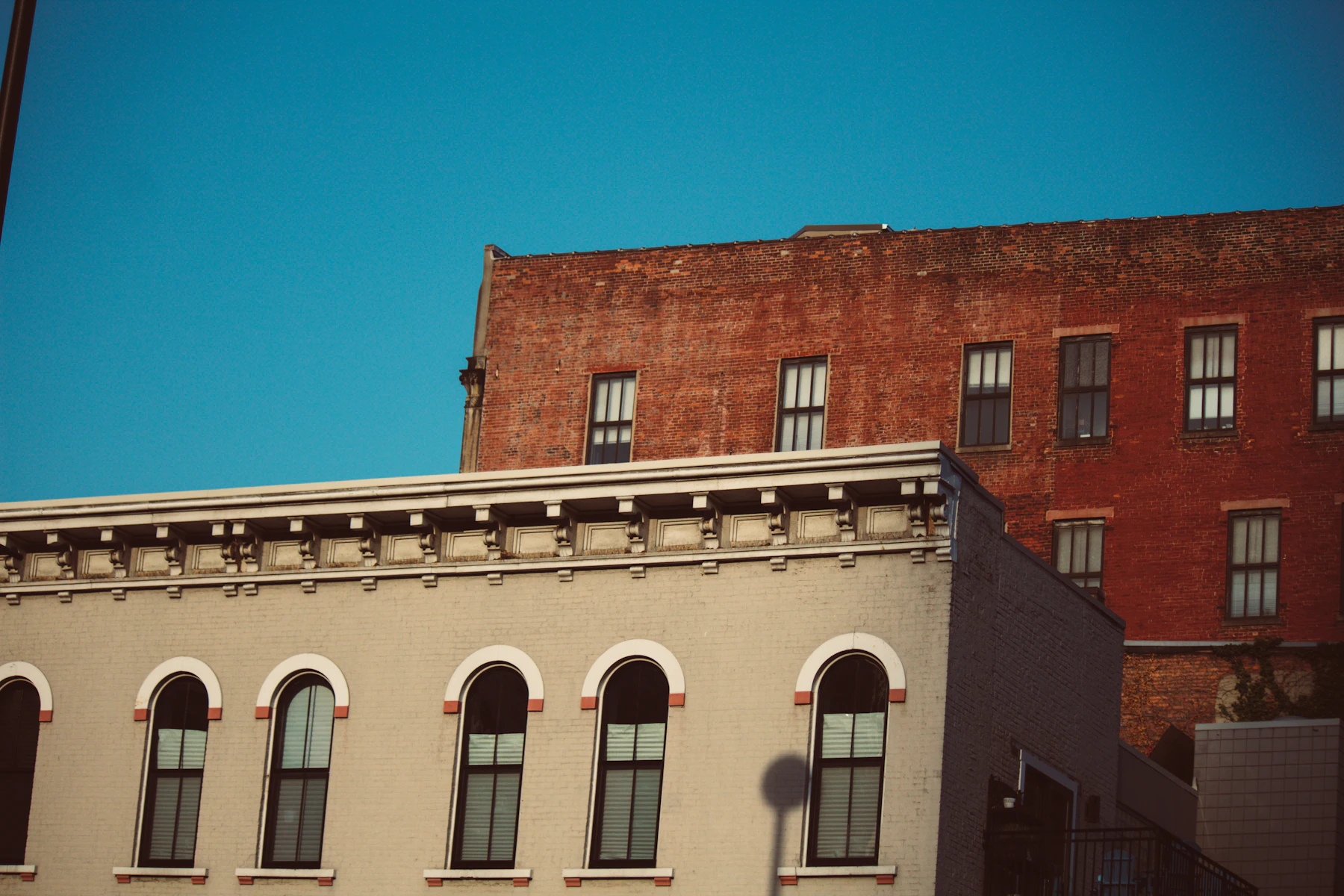 5 Razones por las que los Dueños de Negocios en Ohio Buscan Financiamiento en 2026 2 Edificios históricos de ladrillo bajo un cielo azul