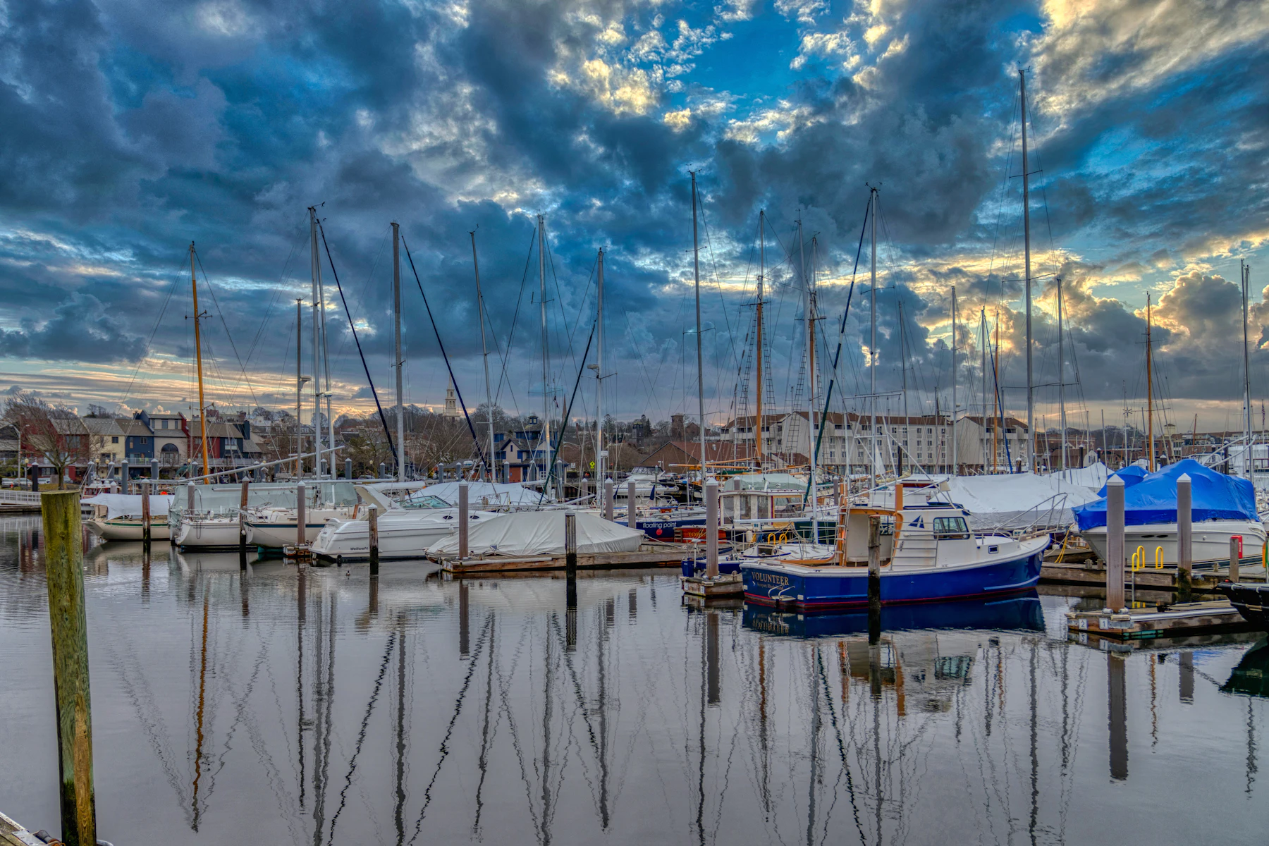 5 Razones por las que los Dueños de Negocios en Rhode Island Buscan Financiamiento en 2026 2 Botes blancos y azules en el agua bajo un cielo nublado en Rhode Island