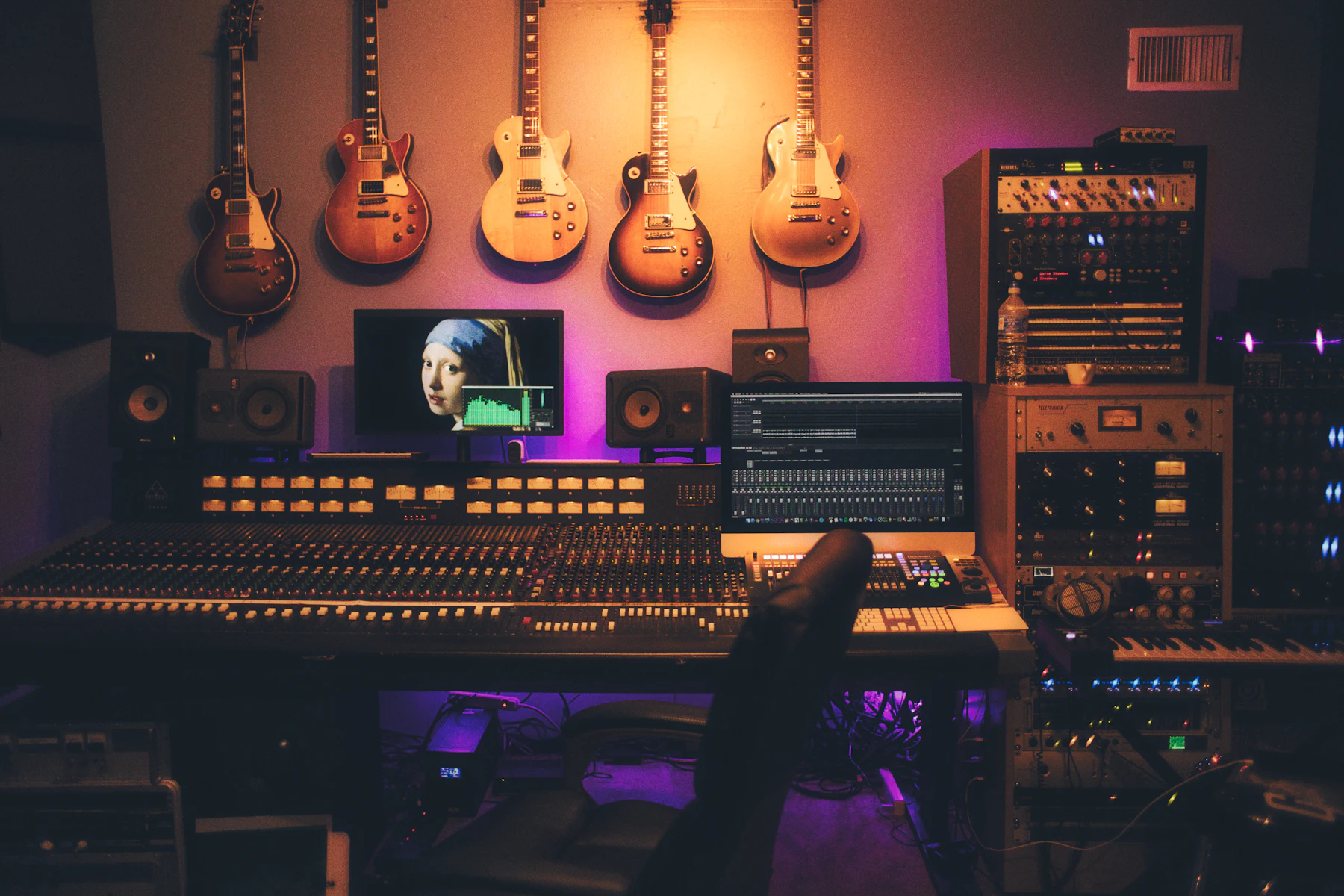 5 Razones por las que los Dueños de Negocios en Tennessee Buscan Financiamiento en 2026 2 Estudio de grabación con guitarras en la pared y una gran consola de mezcla