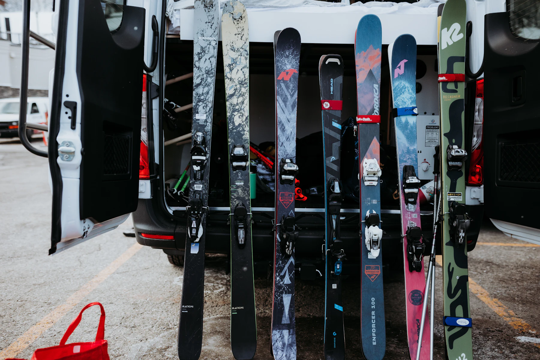5 Razones por las que los Dueños de Negocios en Utah Buscan Financiamiento en 2026 2 Varias tablas de snowboard en la parte trasera de una camioneta