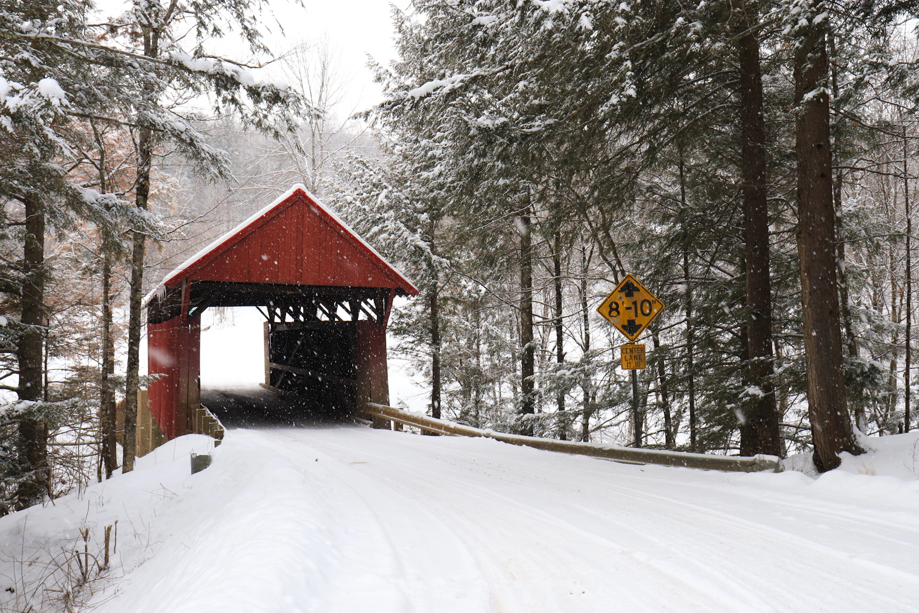 5 Razones por las que los Dueños de Negocios en Vermont Buscan Financiamiento en 2026 2 Puente cubierto rojo entre la nieve en Vermont