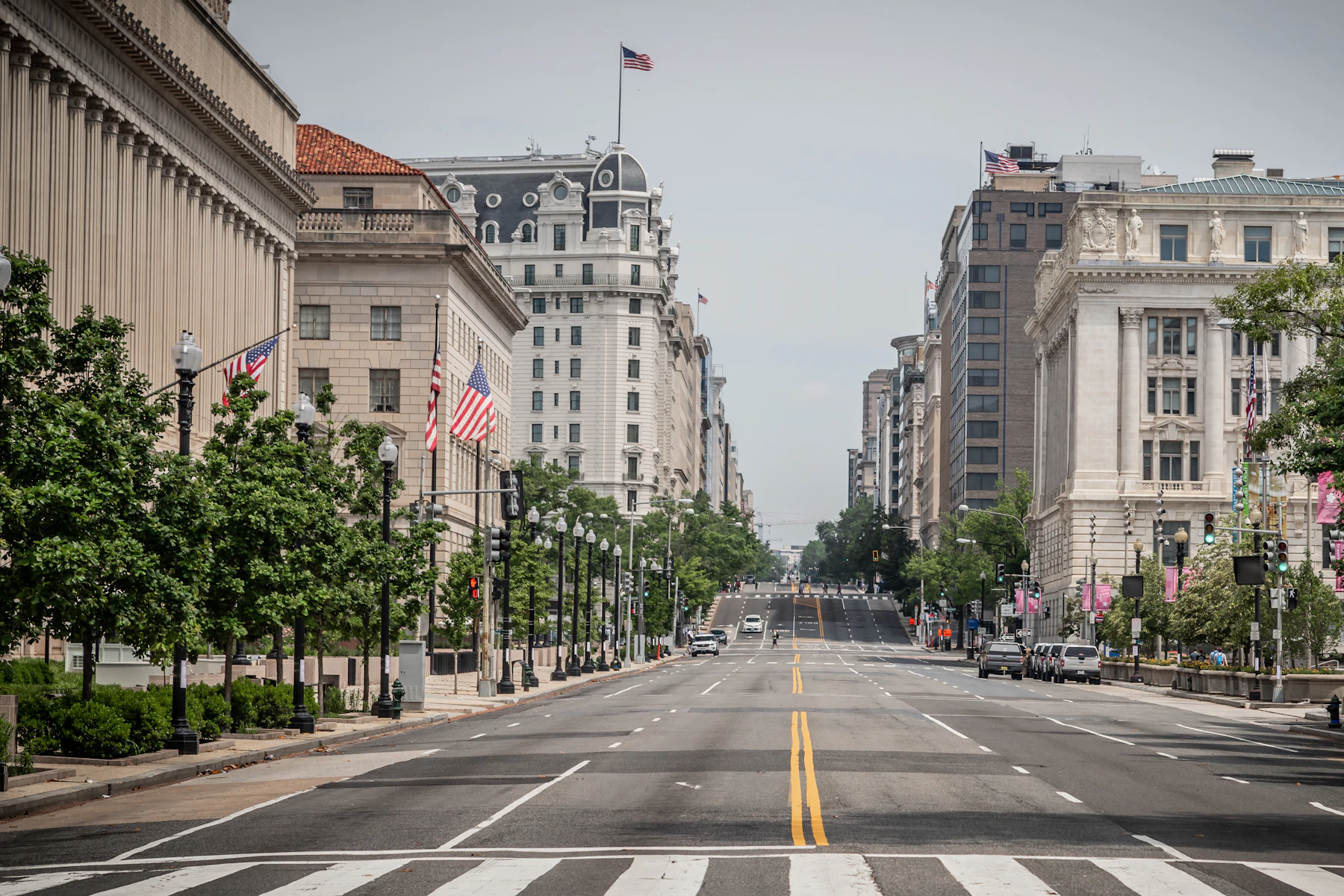 5 Razones por las que los Dueños de Negocios en Washington D.C. Buscan Financiamiento en 2026 2 Calle con edificios de gobierno en Washington D. C.