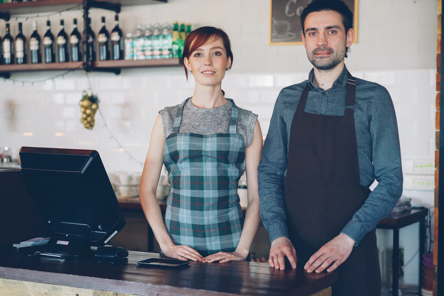 Financiamiento para Negocios 2 Dos trabajadores de una cafetería de pie detrás del mostrador