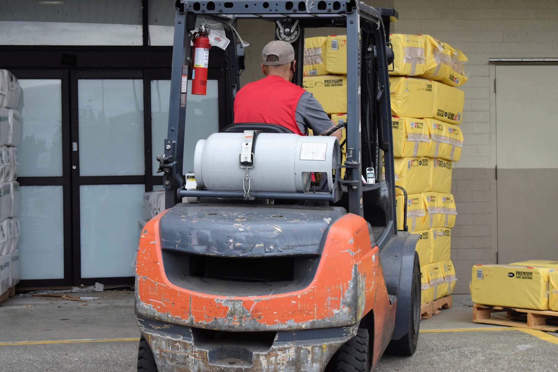Financiamiento para un Pedido Grande: Cómo Pagar Materiales y Mano de Obra Antes de Cobrar 2 Operador manejando un montacargas en un almacén