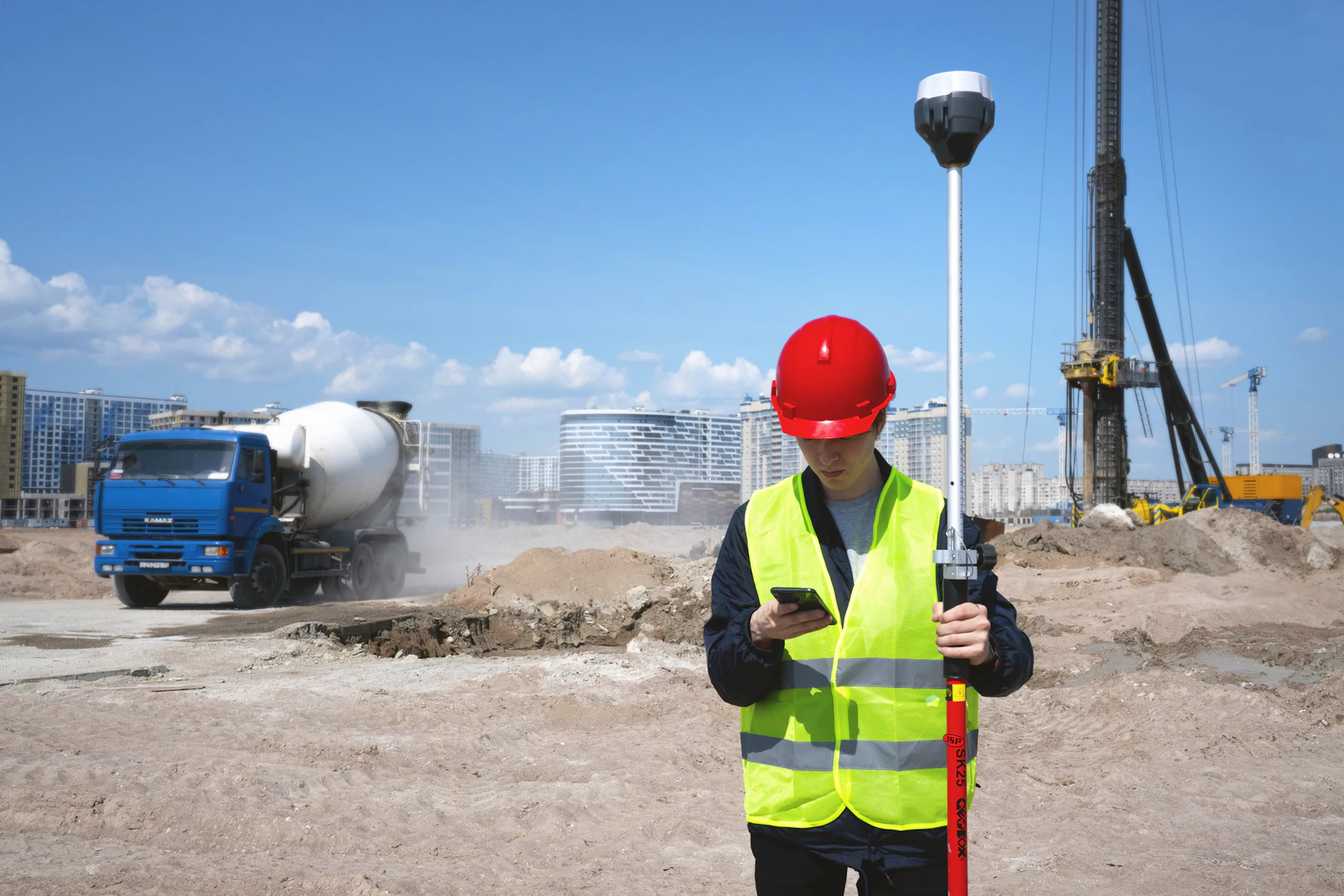 Financiamiento Puente para Contratos: Cómo Cubrir los Costos Antes de que el Cliente Pague 2 Trabajador con chaleco reflectante y casco rojo en una obra