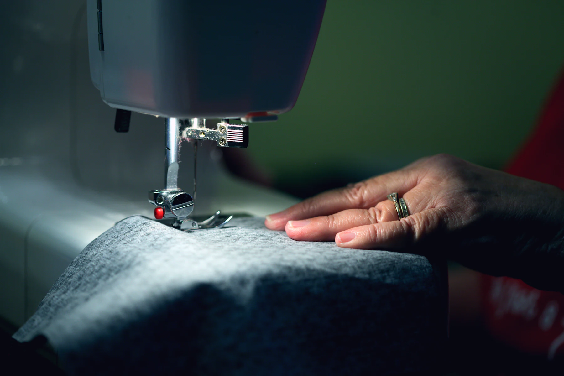 Financiamiento Rápido para Negocios: Cómo Funciona, Quién Califica y Cómo Recibir Fondos en 24–48 Horas 2 Persona cosiendo tela con una máquina de coser