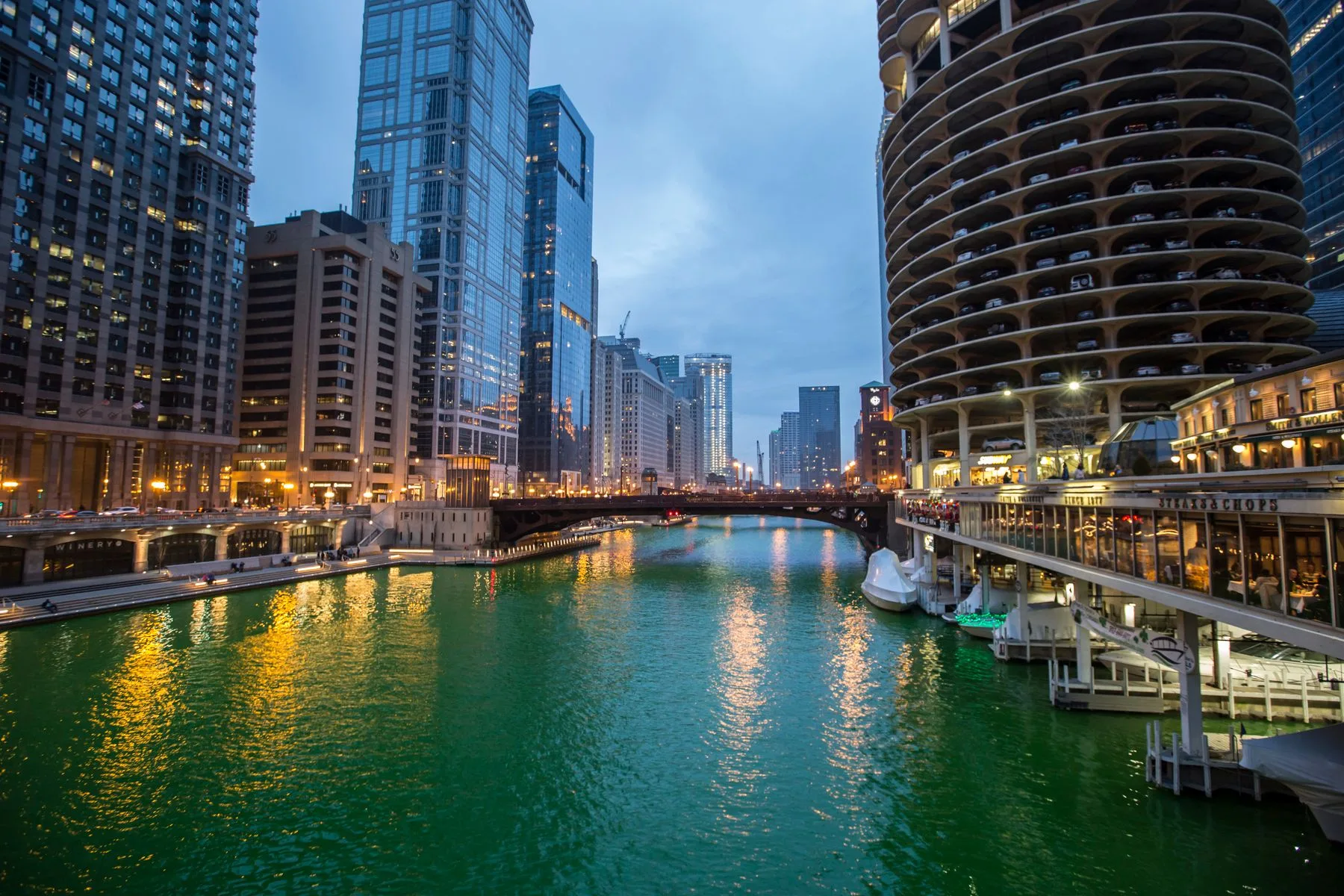 Fondos para Negocios en Illinois: Opciones y Requisitos (2026) 2 Vista del río Chicago y su skyline al atardecer