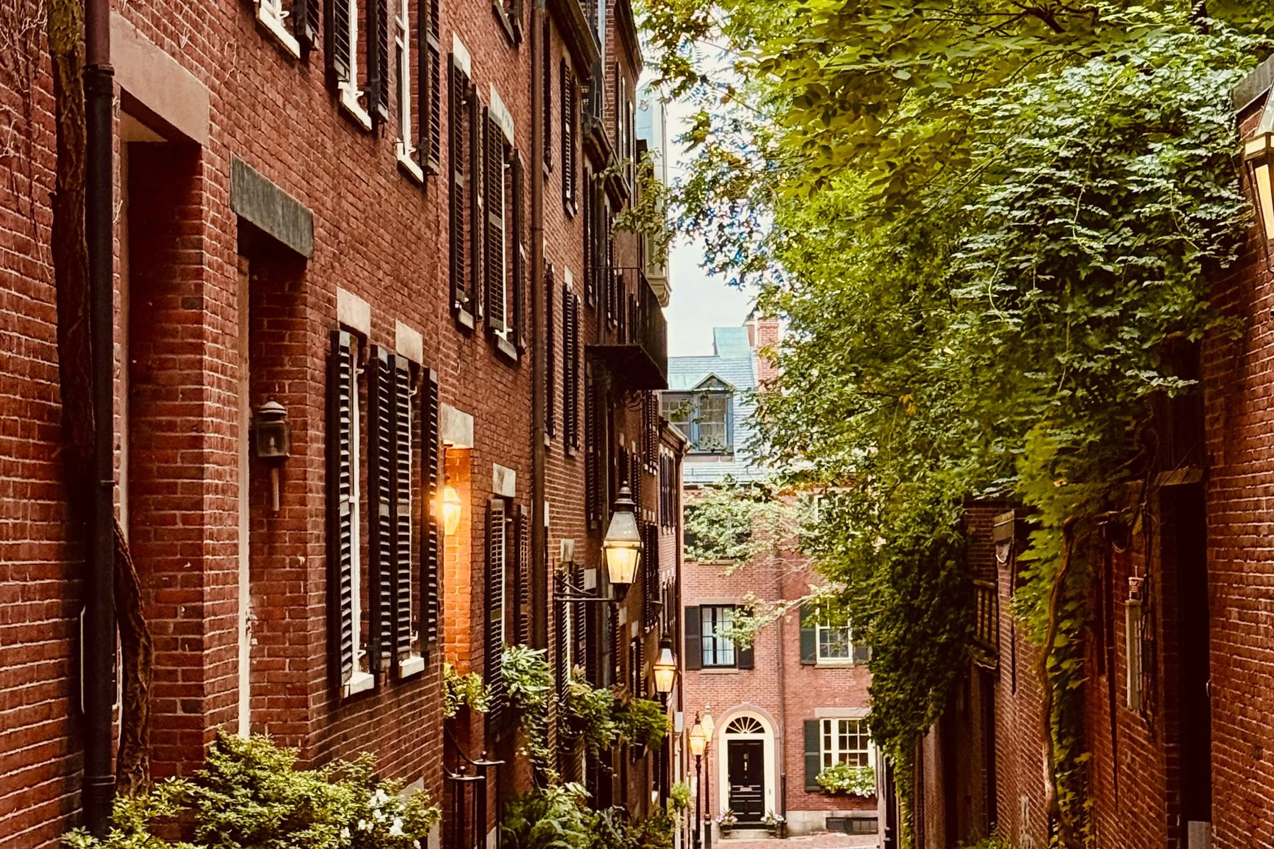 Fondos para Negocios en Massachusetts: Opciones y Cómo Obtenerlos 2 Calle empedrada de Beacon Hill en Boston, Massachusetts