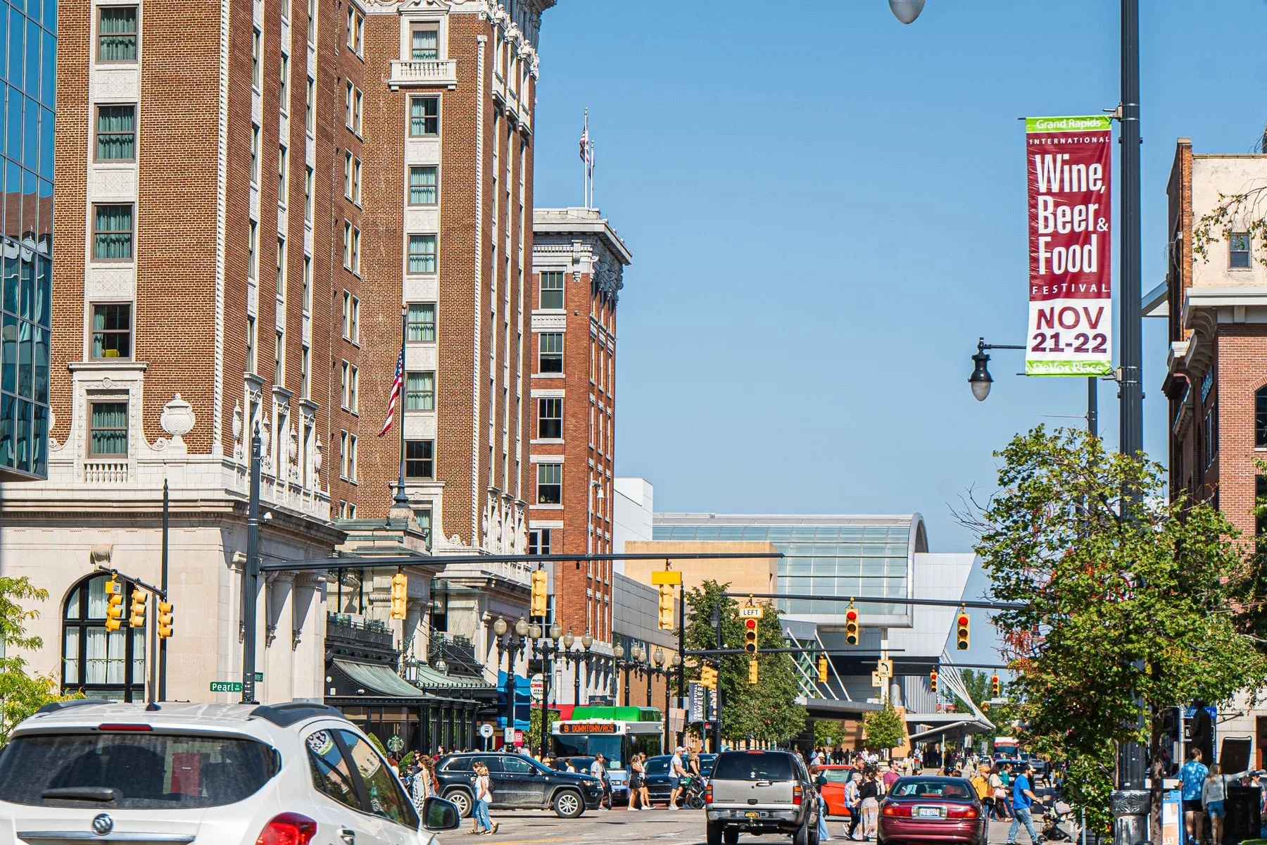 Fondos para Negocios en Míchigan: Opciones y Cómo Obtenerlos Ya 2 Centro de Grand Rapids, Míchigan, en un día soleado