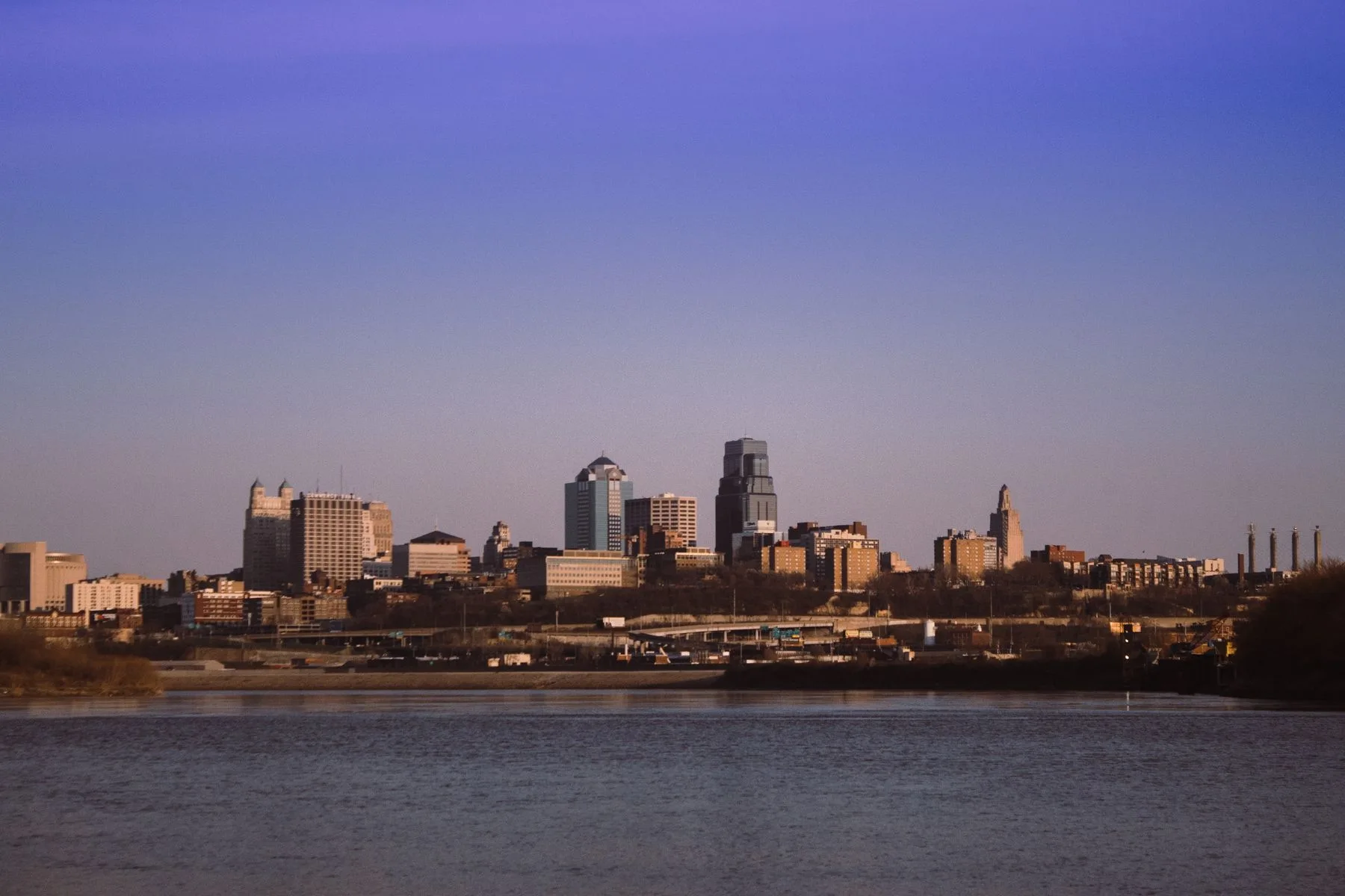 Fondos para Negocios en Misuri: Opciones y Cómo Obtenerlos Ya 2 Skyline de Kansas City, Misuri, bajo un cielo despejado