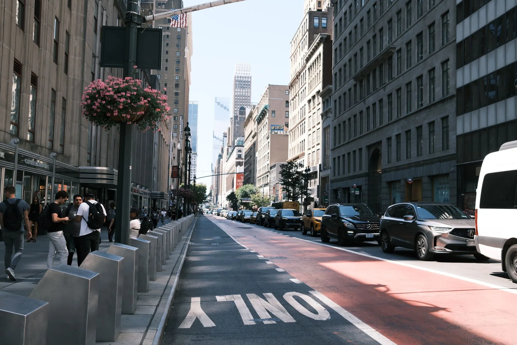 Fondos para Negocios en Nueva York: Opciones y Requisitos (2026) 2 Calle concurrida de la ciudad de Nueva York durante el día