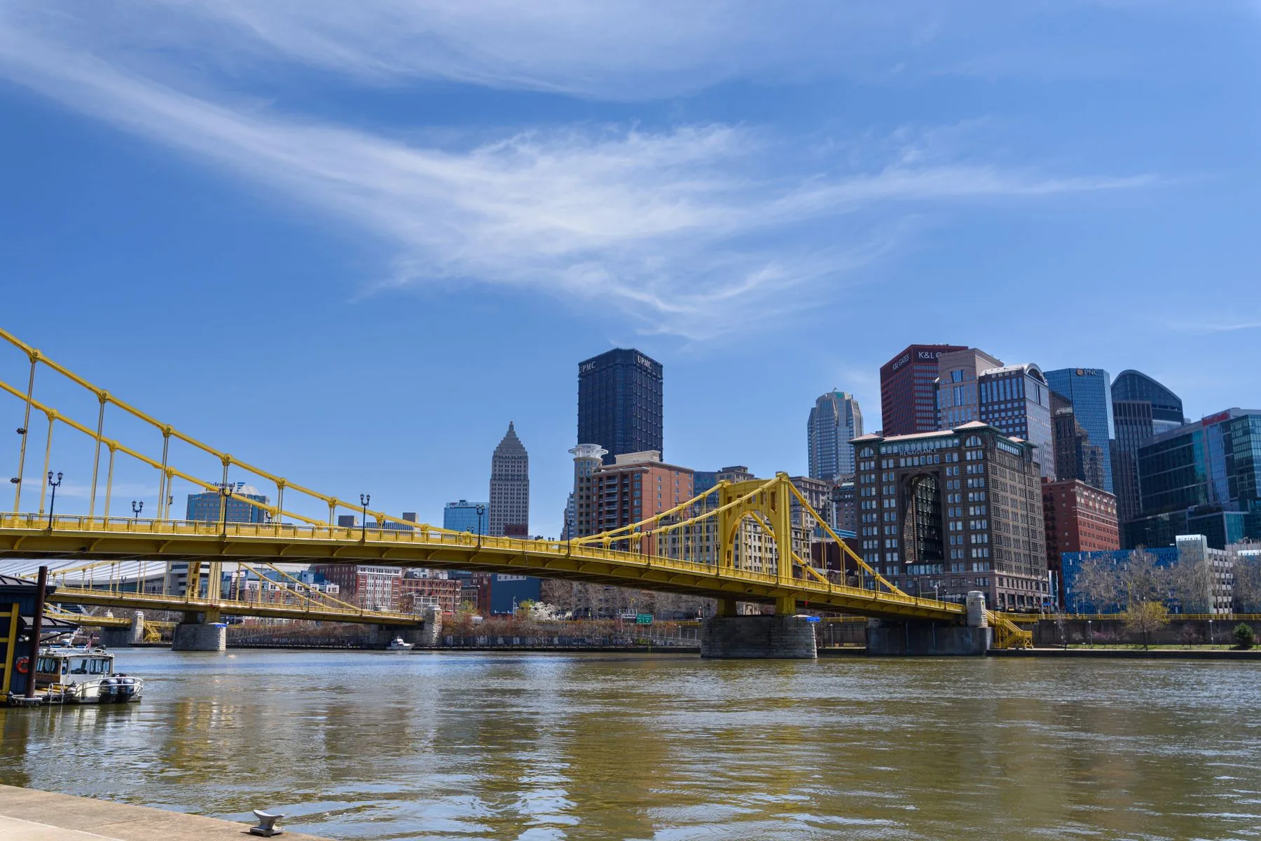 Fondos para Negocios en Pensilvania: Opciones y Requisitos 2 Skyline de Pittsburgh con uno de sus puentes colgantes