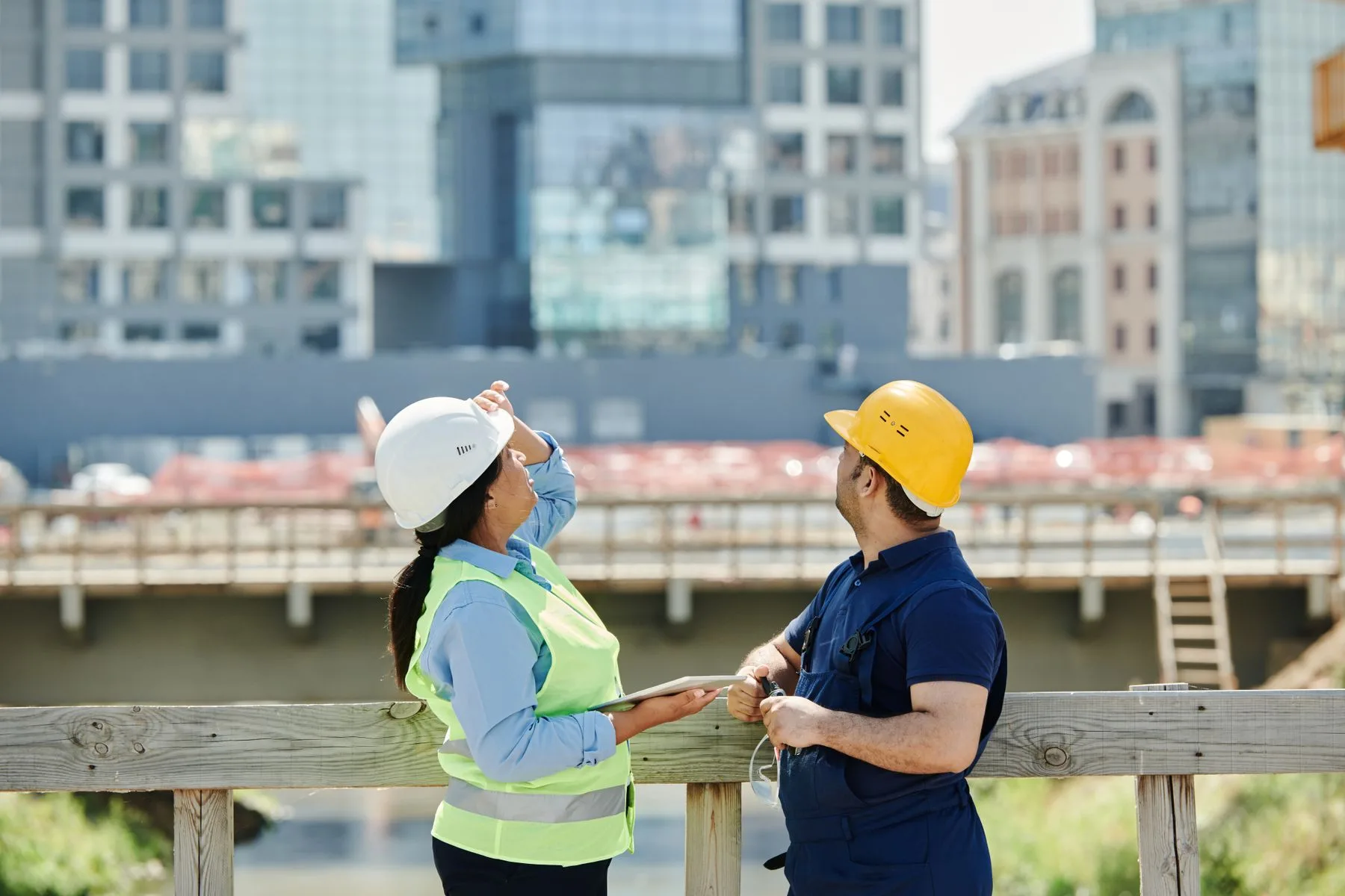 How to Compare Fast Business Loan Companies: A Checklist 2 Two contractors talking through a job on site