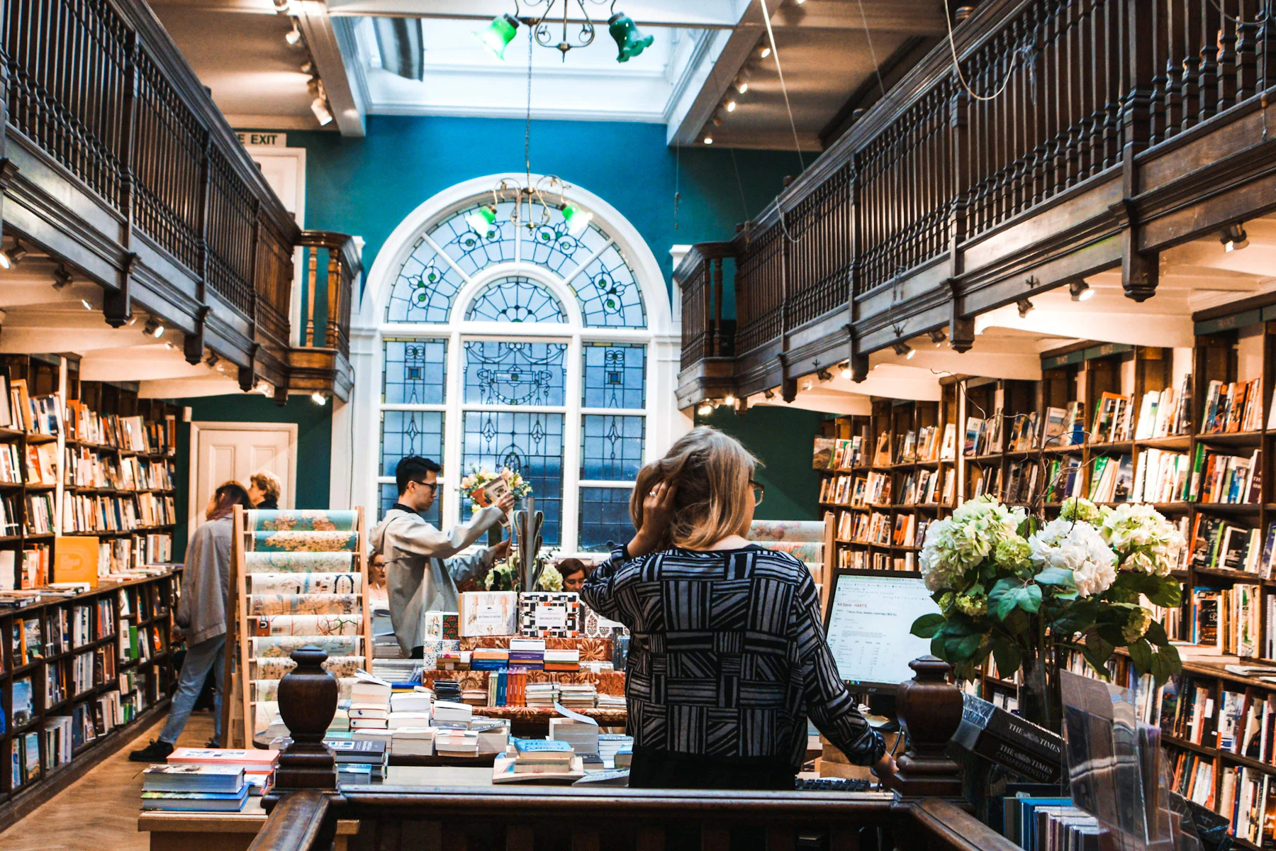 Línea de Crédito Rápida para Negocios: Cómo Abrir una Línea en 48–72 Horas 2 Persona trabajando en un escritorio dentro de una librería