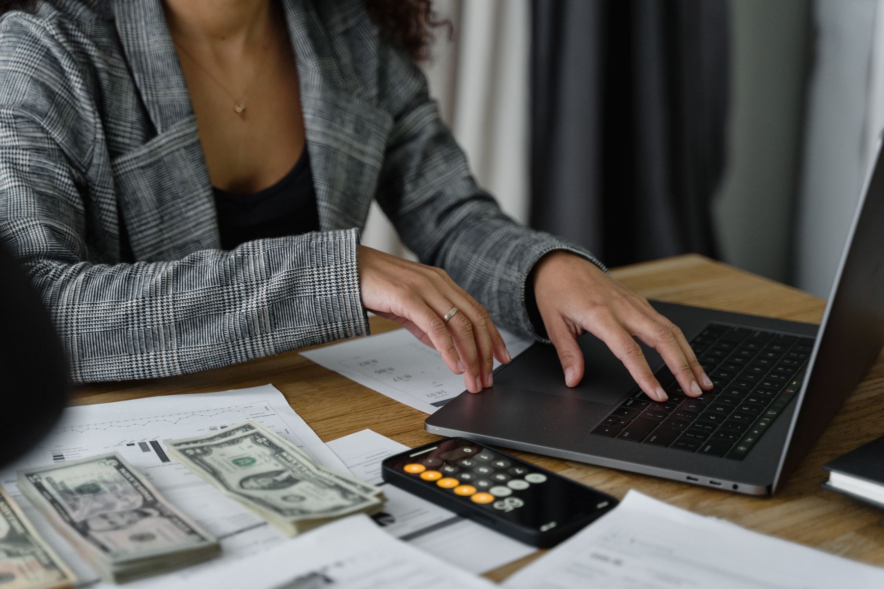 Operador junto a maquinaria financiada en un taller