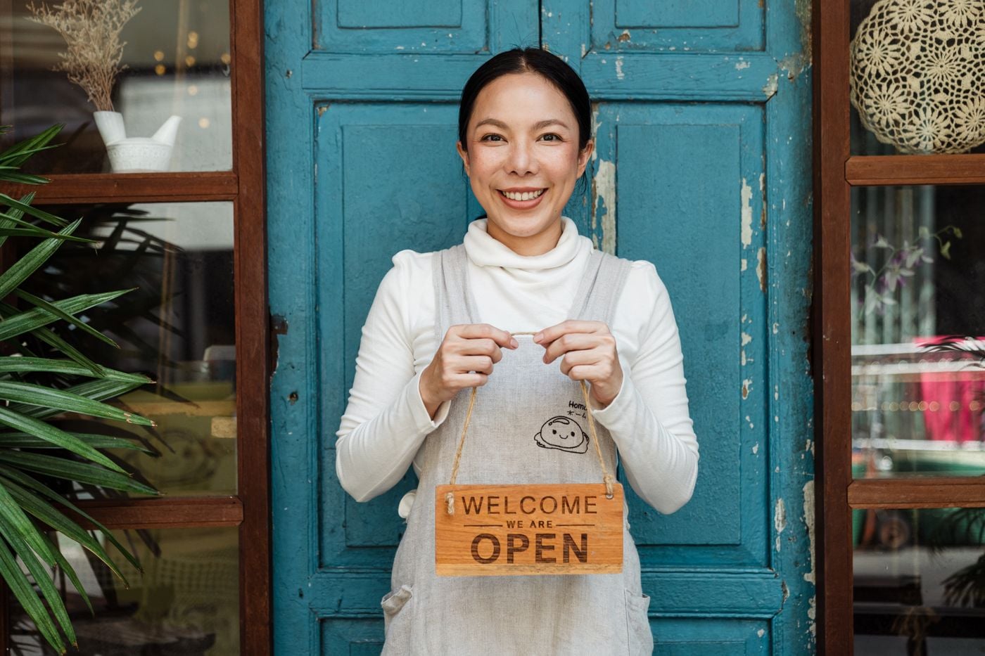 Opiniones de RAN Funding 2026: ¿Es Confiable? Ventajas, Desventajas y Requisitos 2 Dueña de cafetería atendiendo su negocio