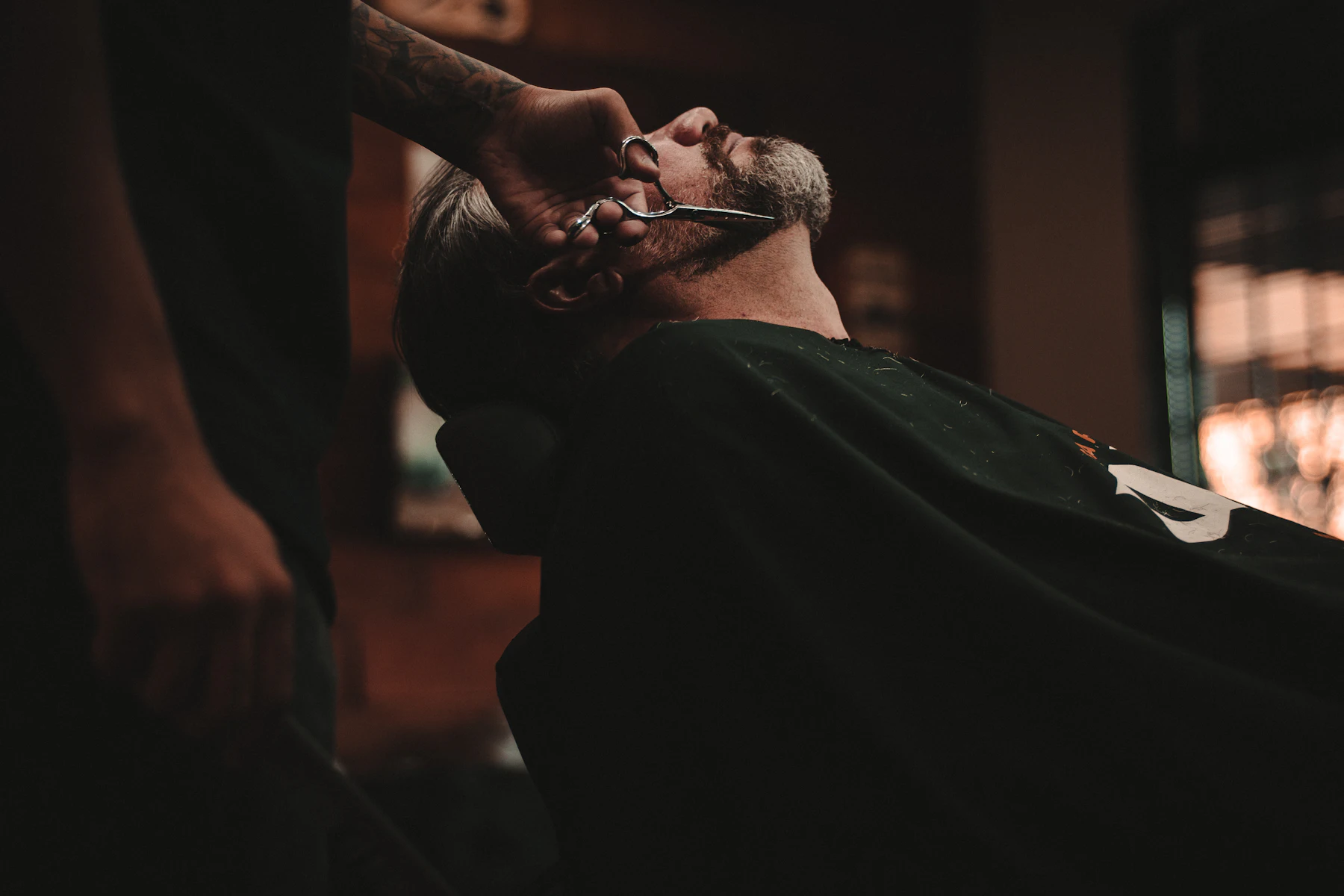 Préstamo de $150,000 para Negocios: Cómo Calificar y Qué Tan Rápido Puede Recibir Fondos 2 Hombre sentado en una silla de barbero