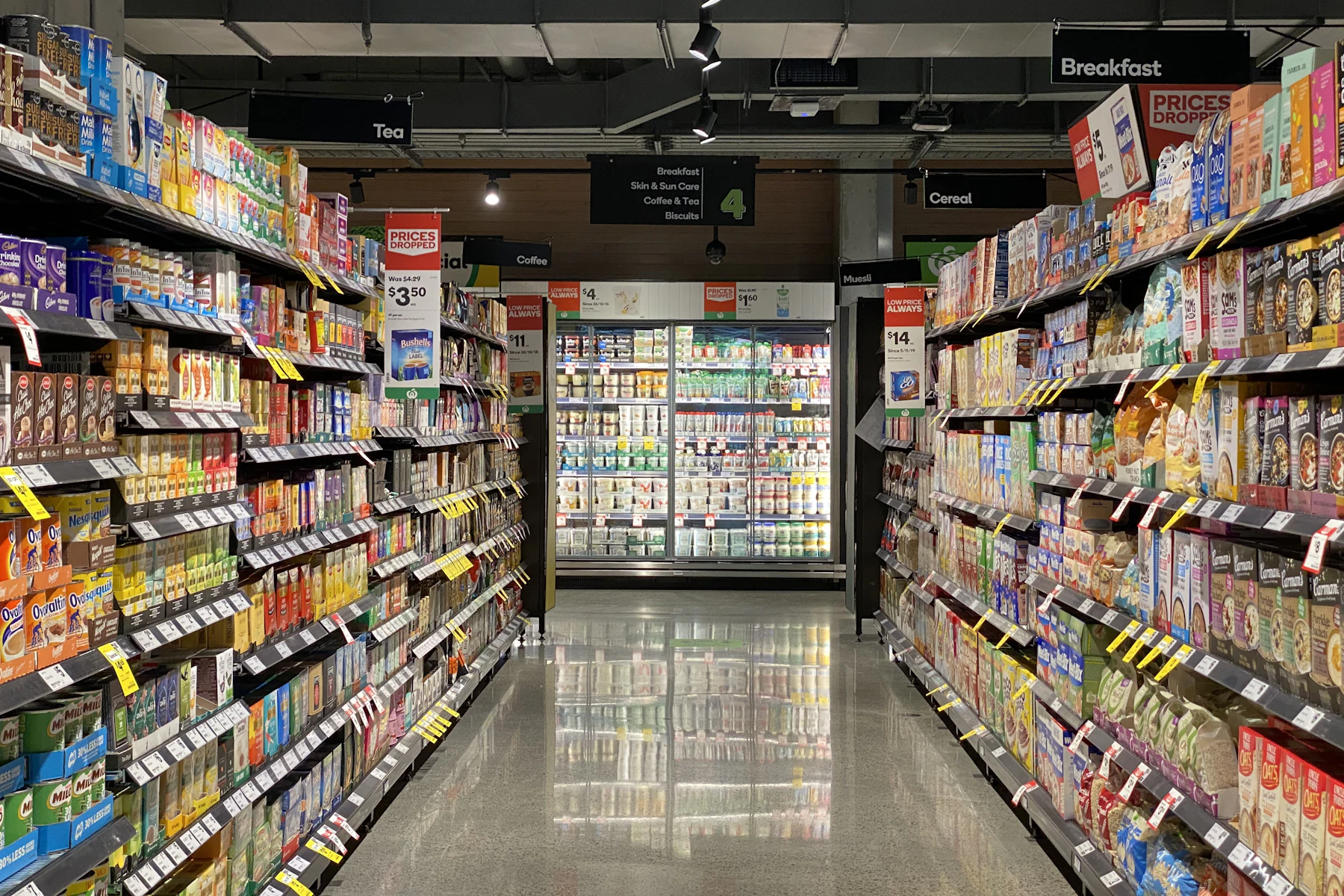 Préstamo de $750,000 para Negocios: Cómo Calificar y Qué Tan Rápido Puede Recibir Fondos 2 Pasillo de supermercado con estantes bien surtidos