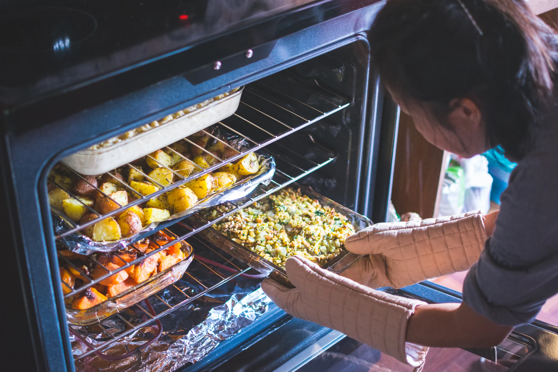Préstamos de Emergencia para Negocios: Qué Hacer Primero y Cómo Recibir Fondos Rápido 2 Mujer colocando comida en un horno